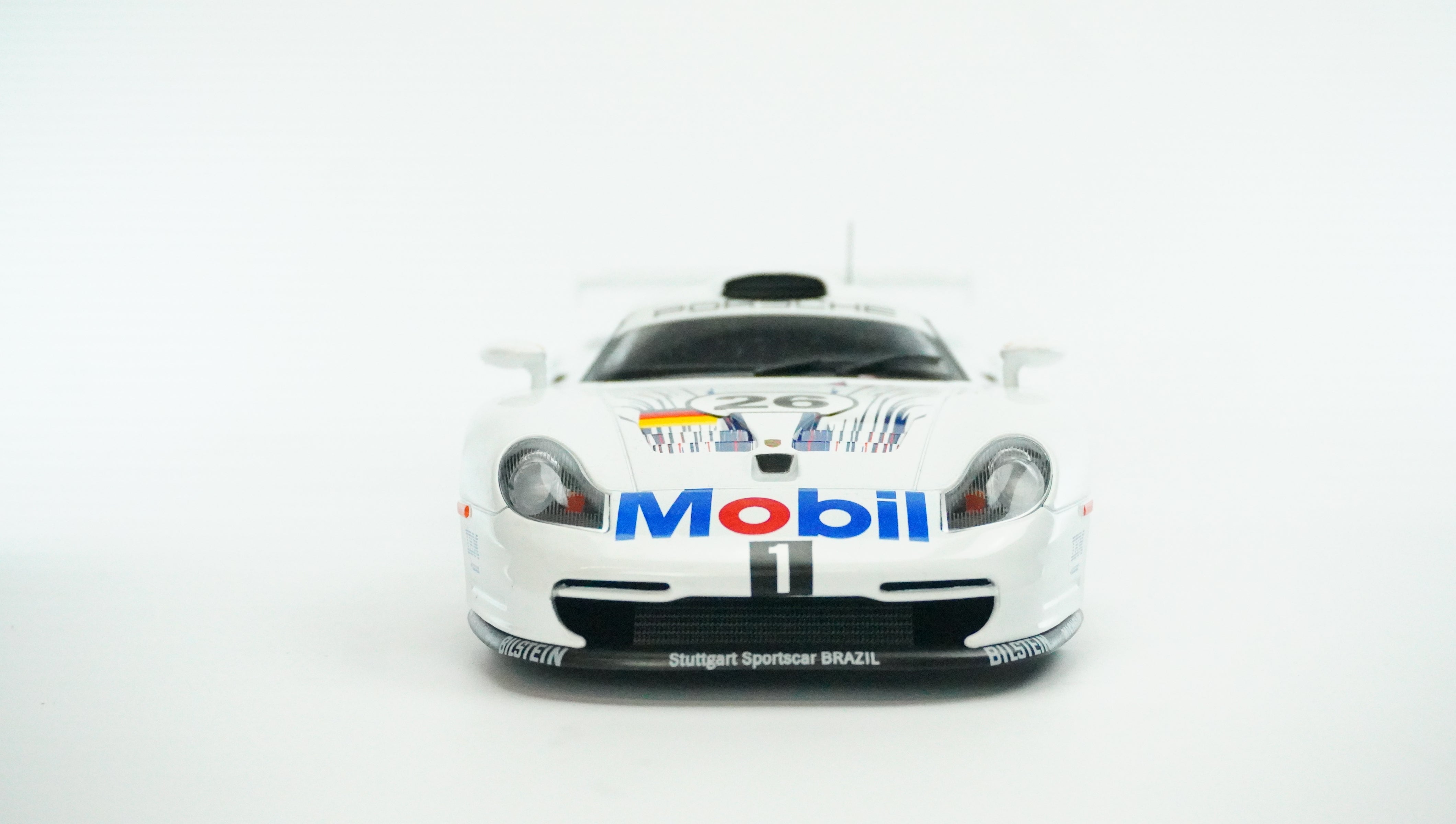 Porsche 911 GT1 No. 26 1:18