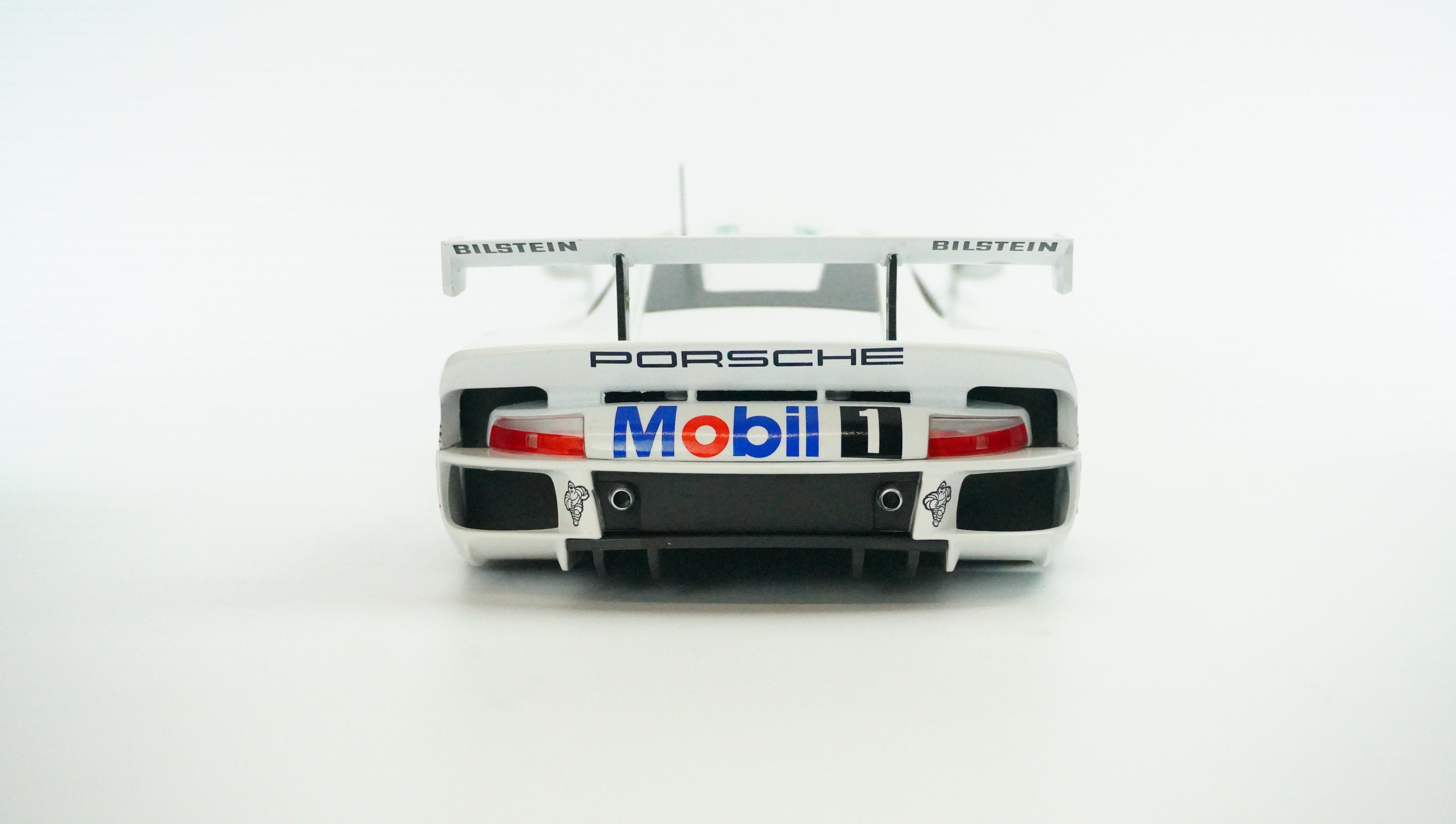 Porsche 911 GT1 No. 26 1:18