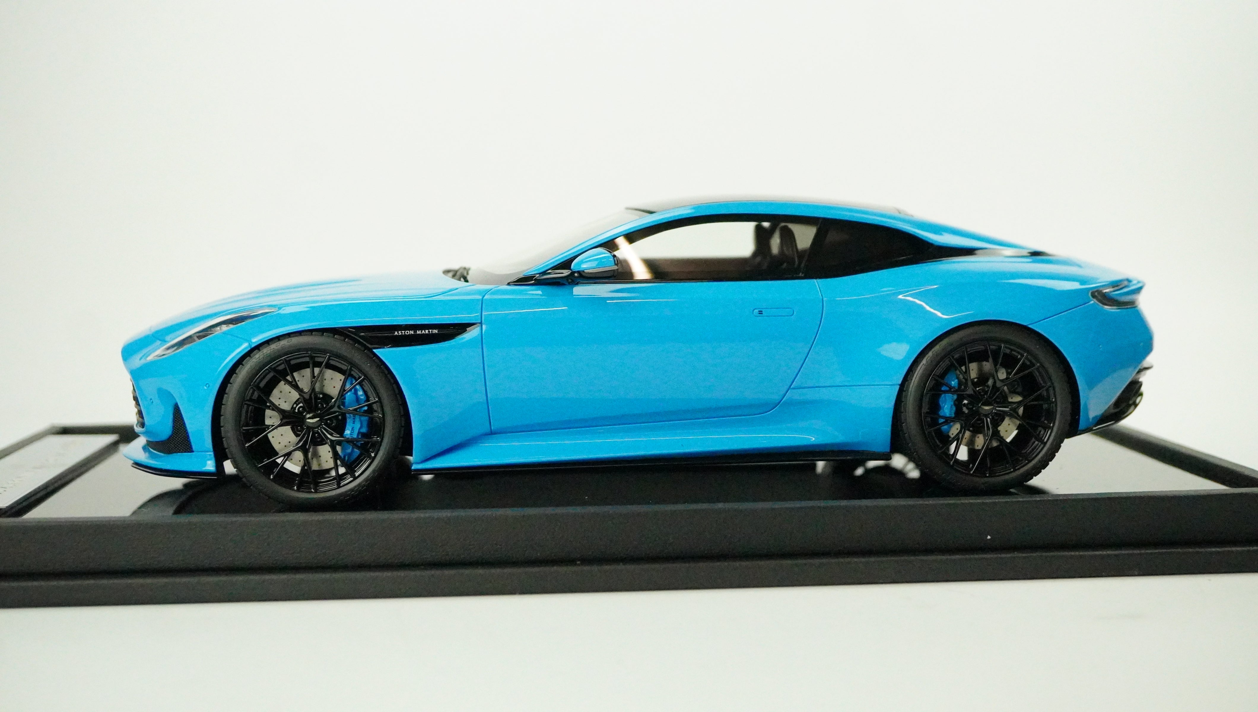 Aston Martin DB12 V8 Coupé Limited (incl. Showcase) 1:18