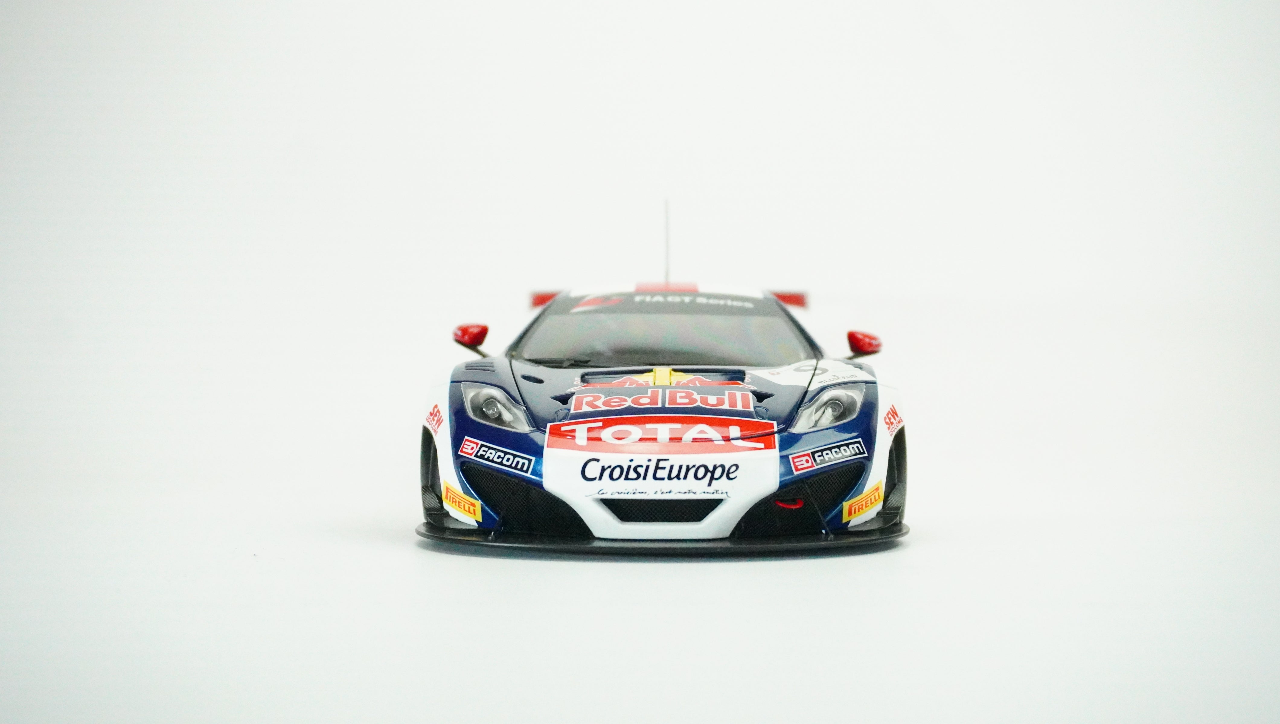 McLaren MP4-12C Red Bull Racing No.9 1:18