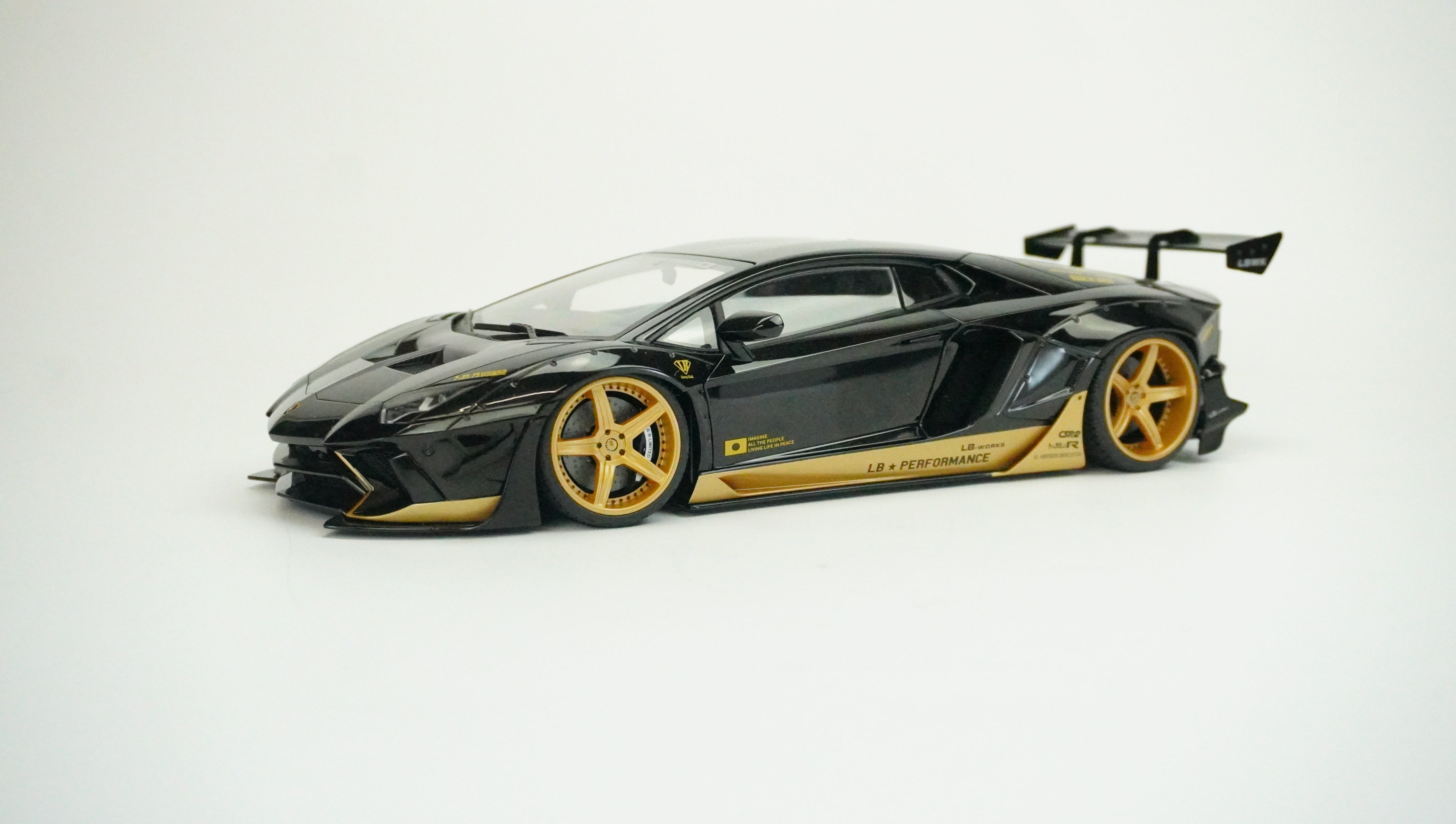 Lamborghini Aventador LBW 1:18