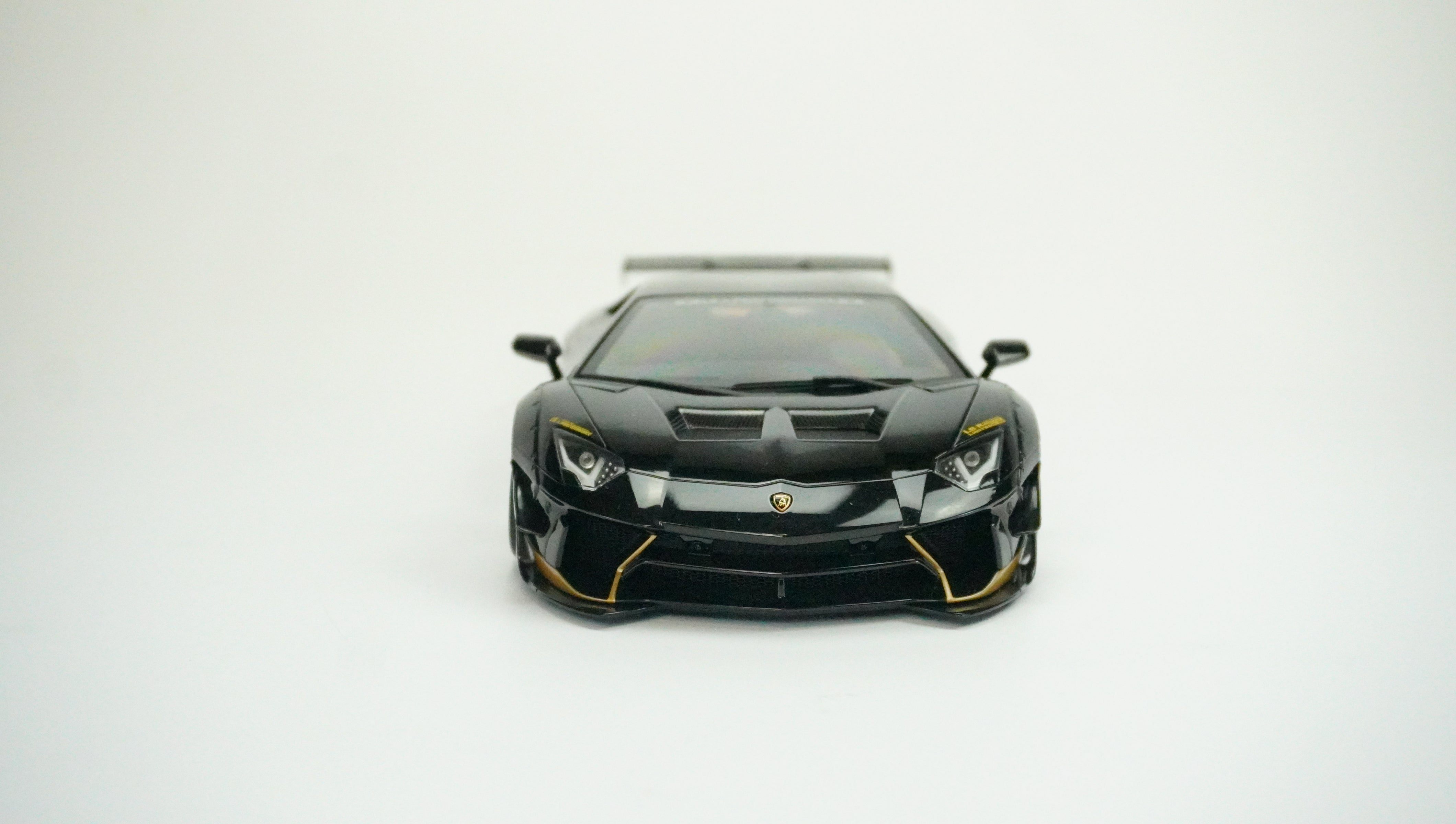 Lamborghini Aventador LBW 1:18