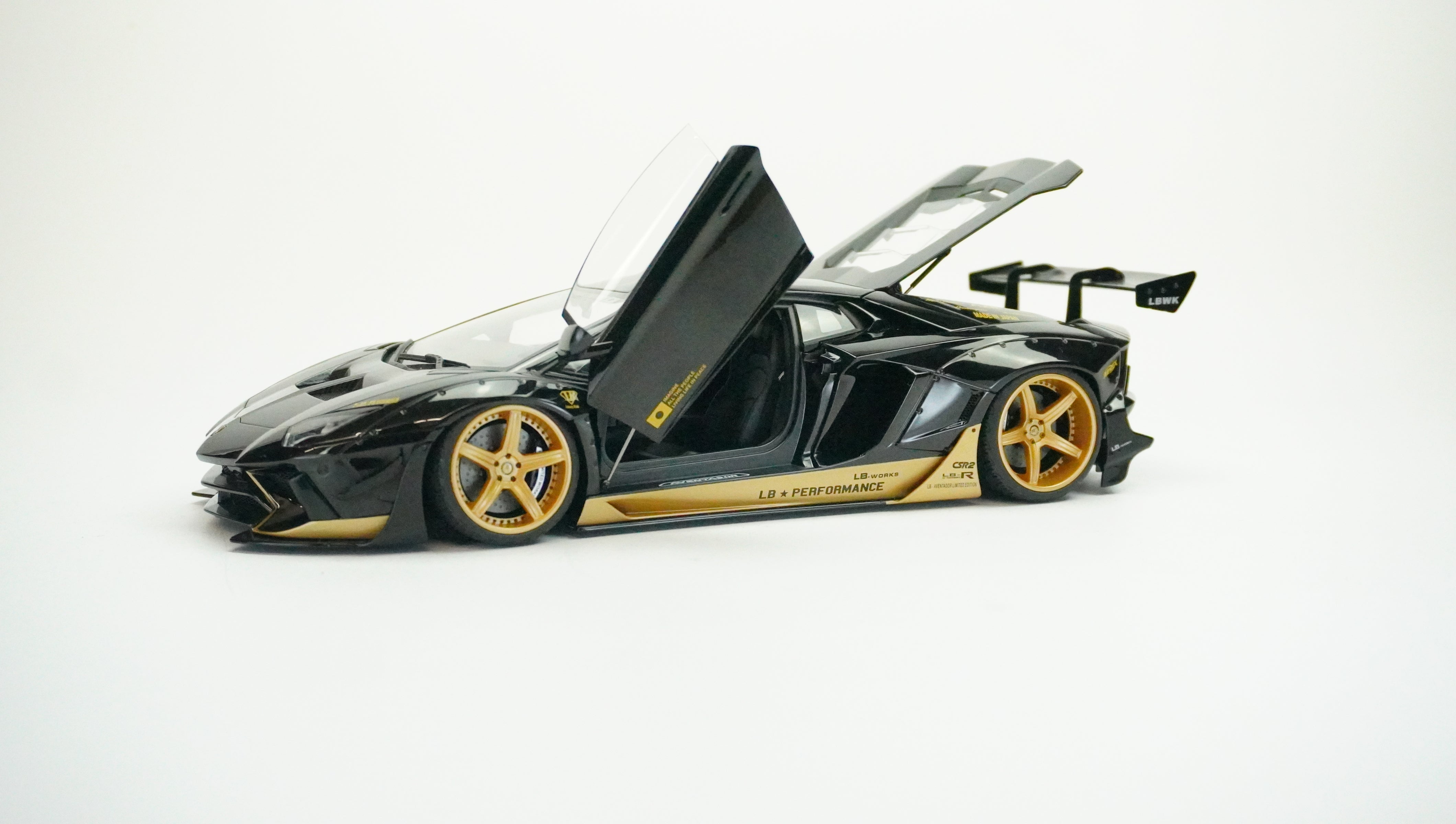 Lamborghini Aventador LBW 1:18