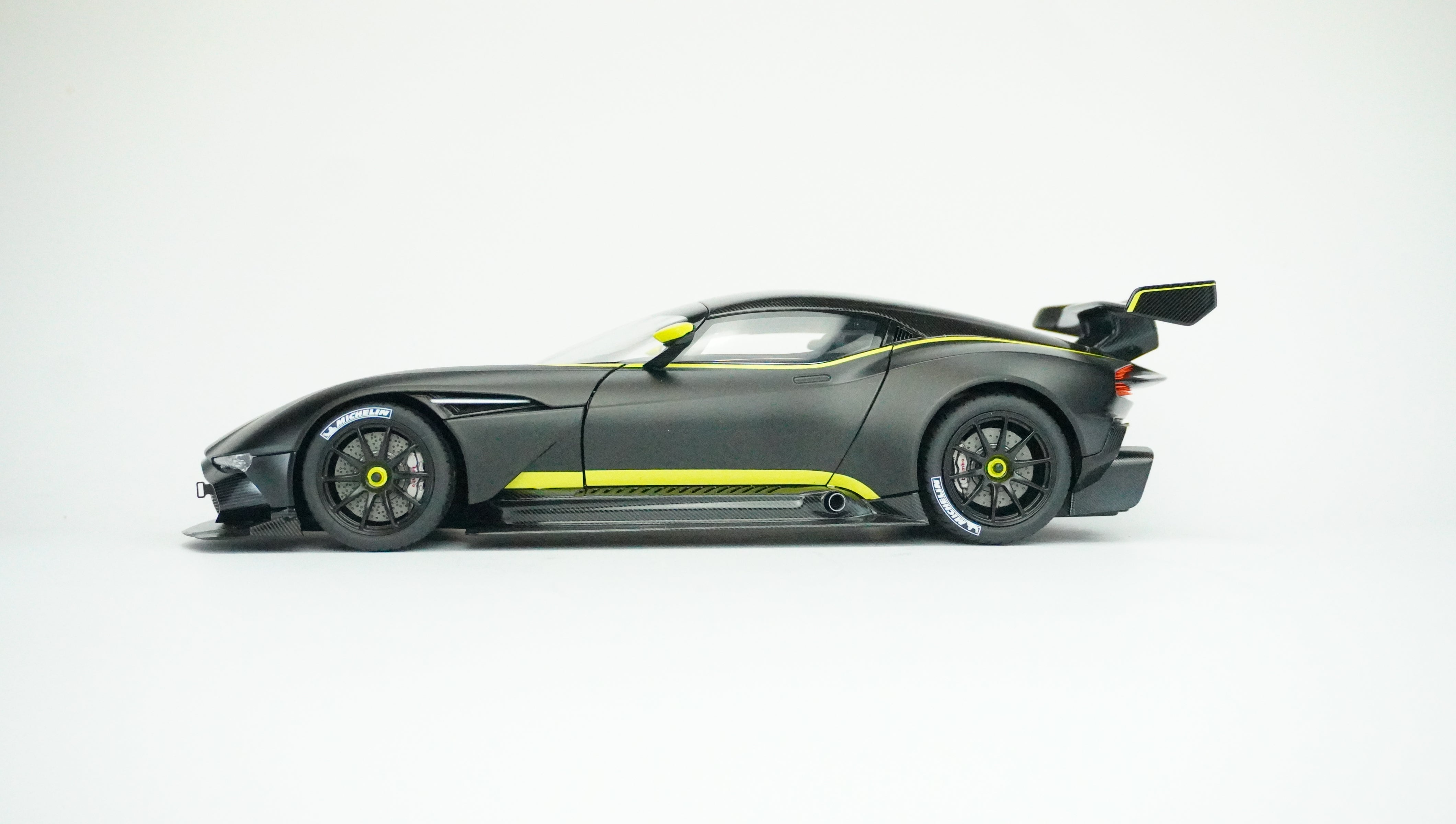 Aston Martin Vulcan Schwarz Matt 1:18