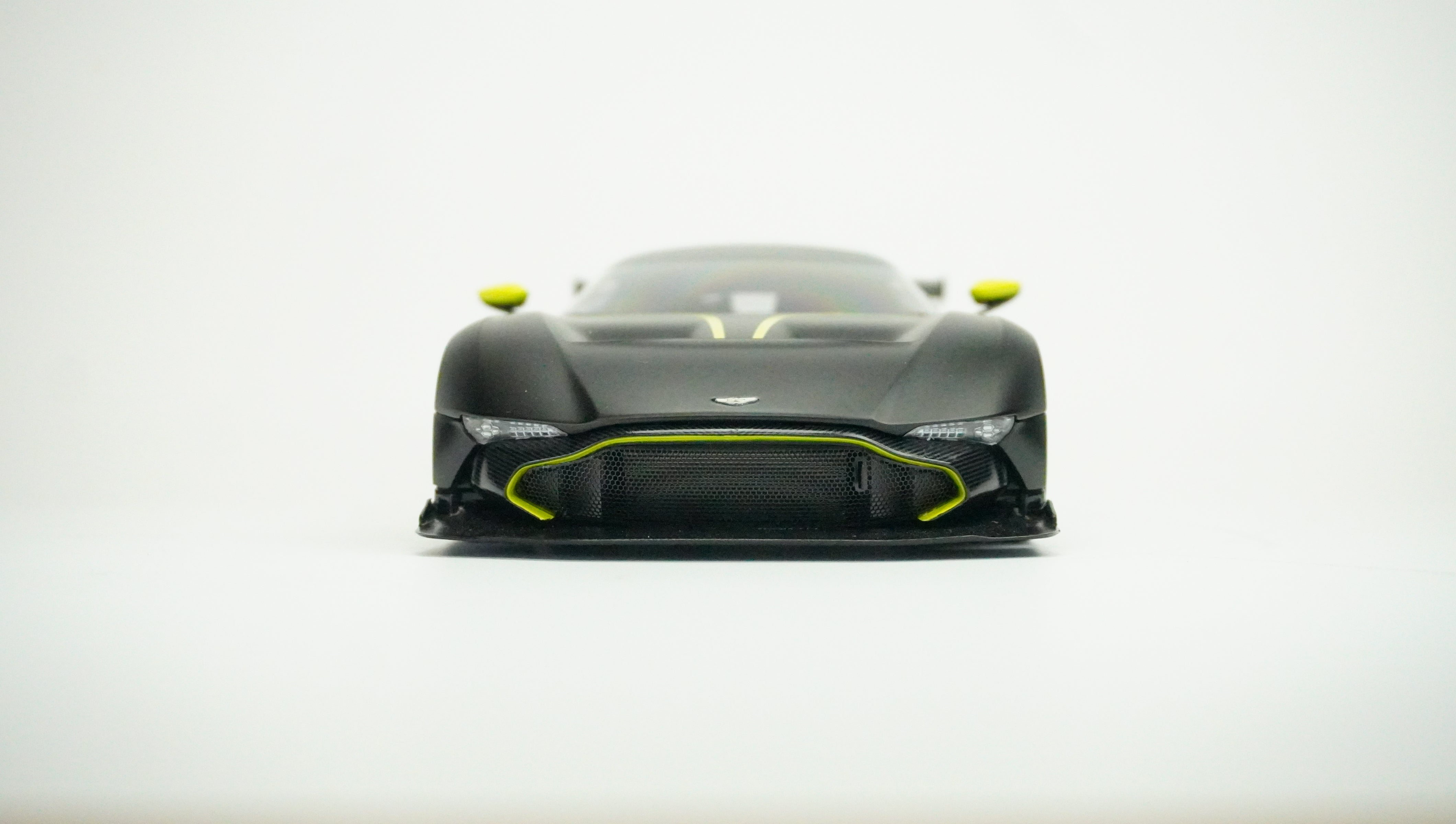 Aston Martin Vulcan Schwarz Matt 1:18