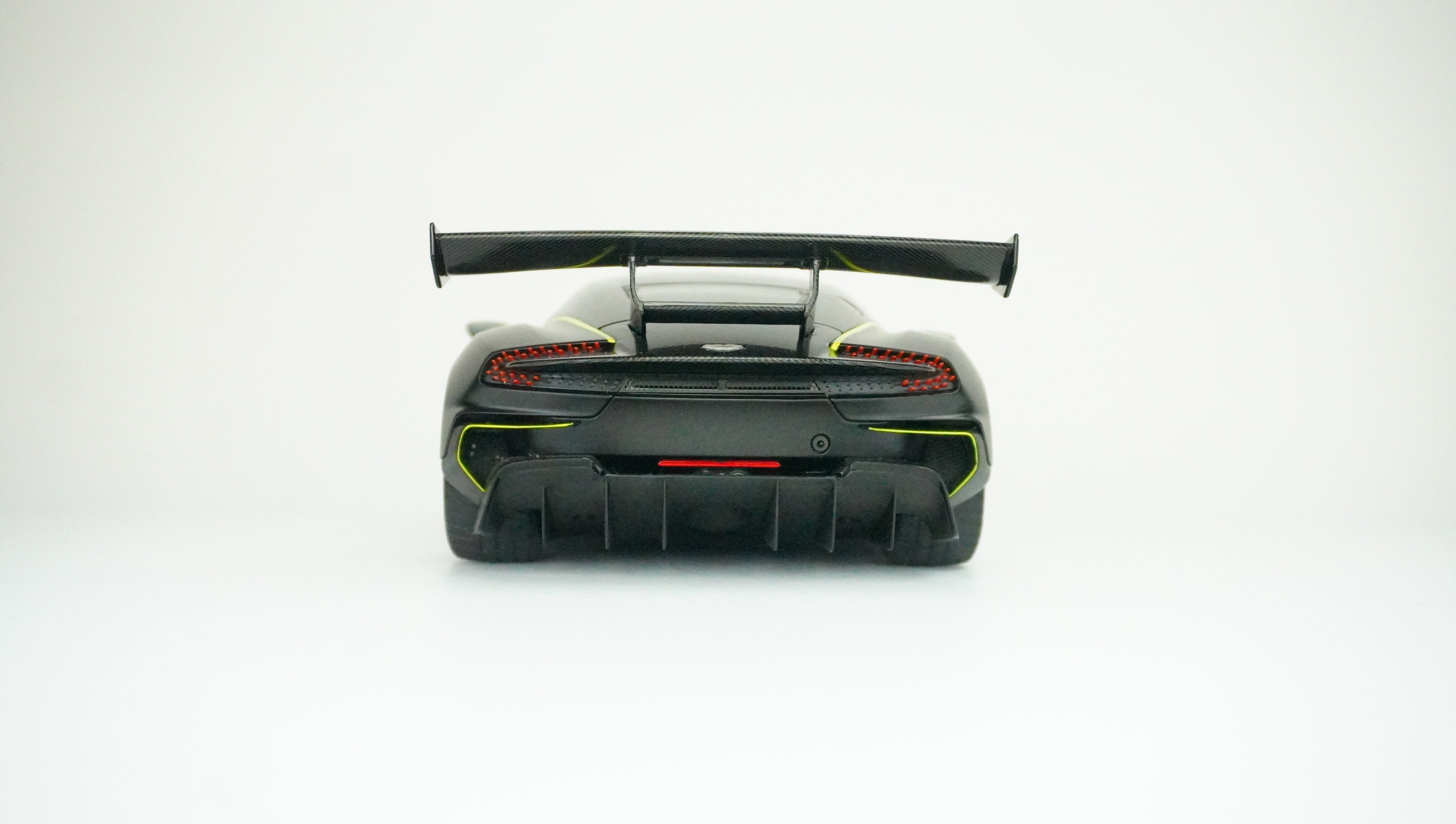Aston Martin Vulcan Schwarz Matt 1:18
