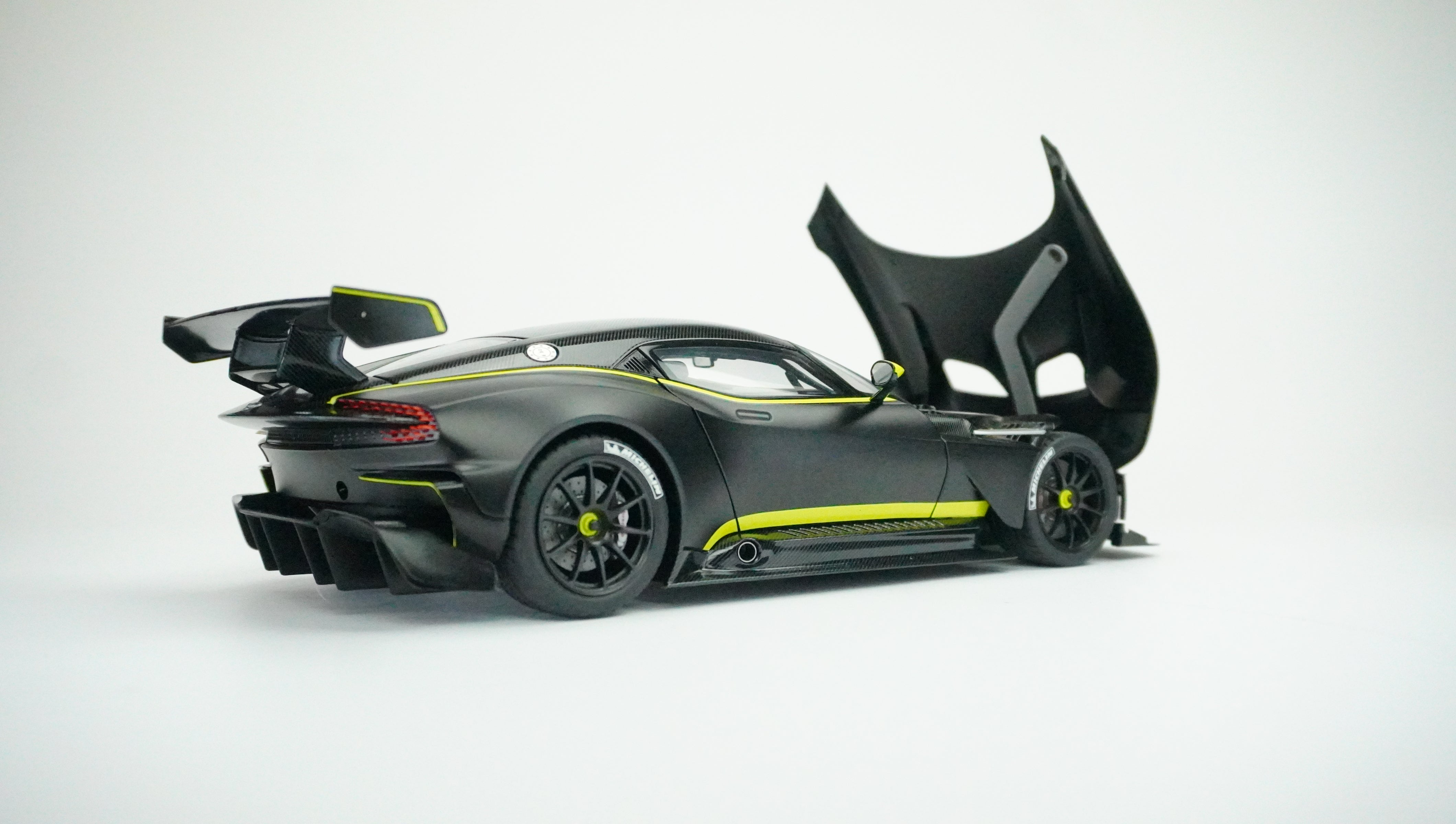 Aston Martin Vulcan Schwarz Matt 1:18