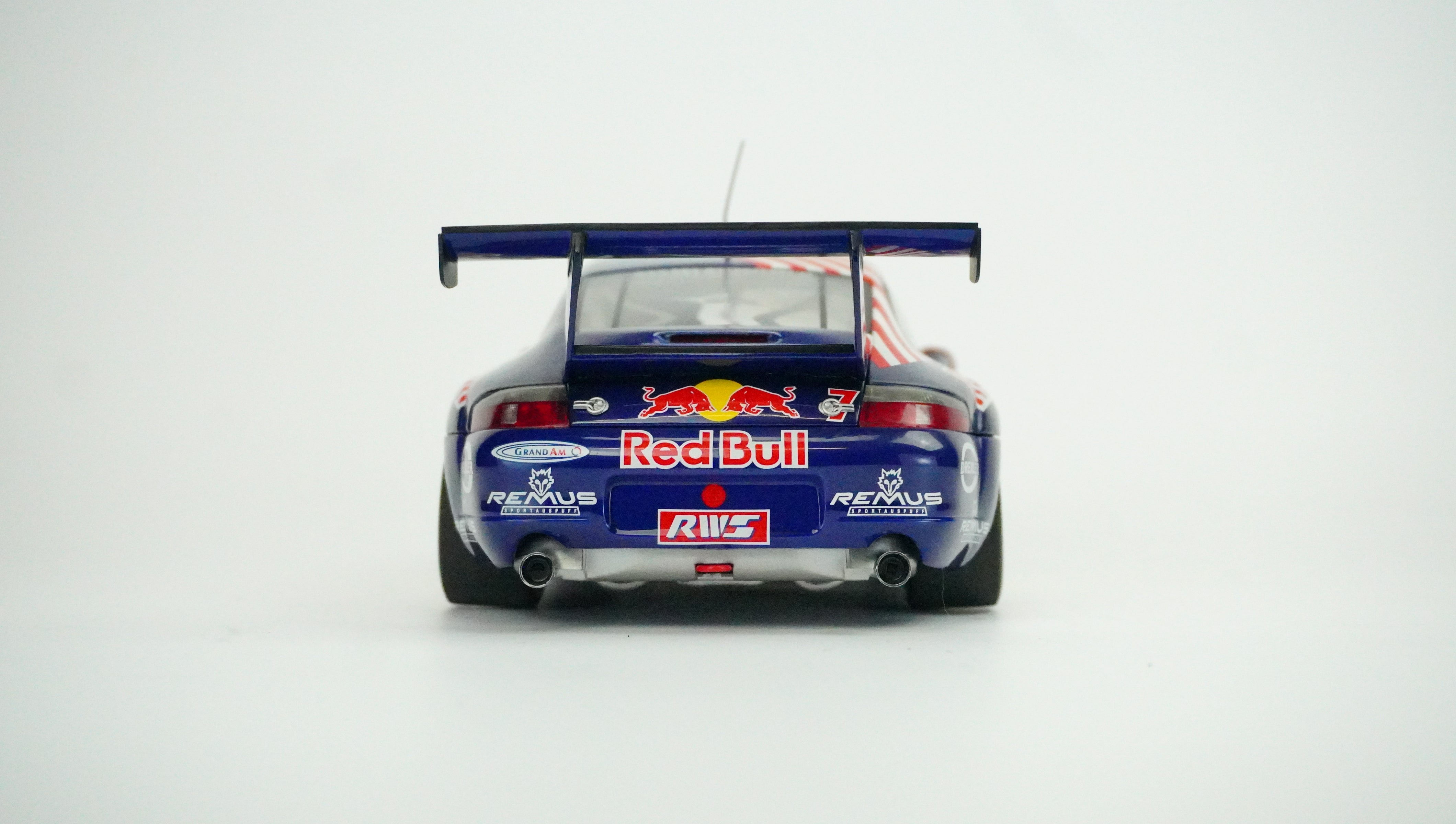 Porsche 911 GT3 R Red Bull (ohne Box) 1:18