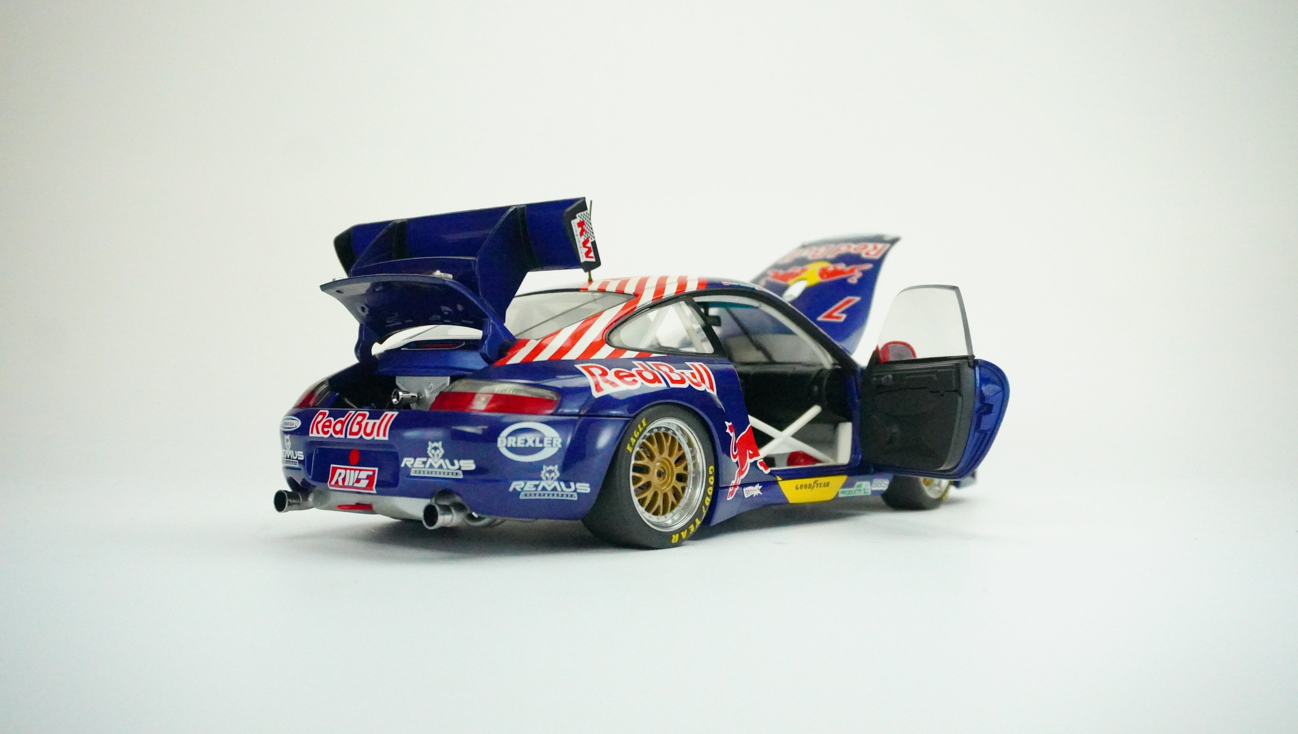 Porsche 911 GT3 R Red Bull (ohne Box) 1:18