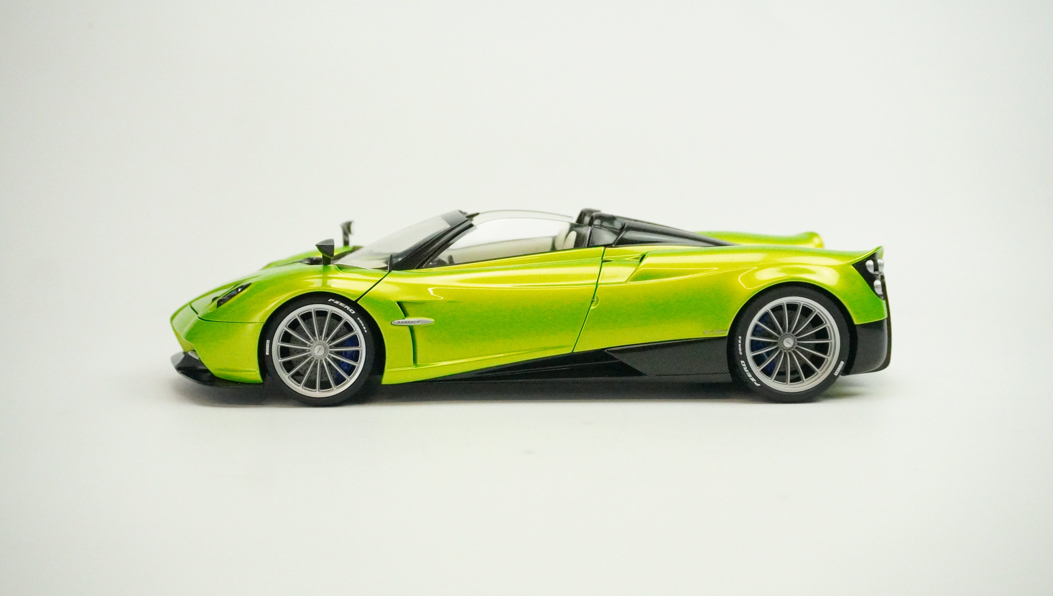 Pagani Huayra Roadster 1:18