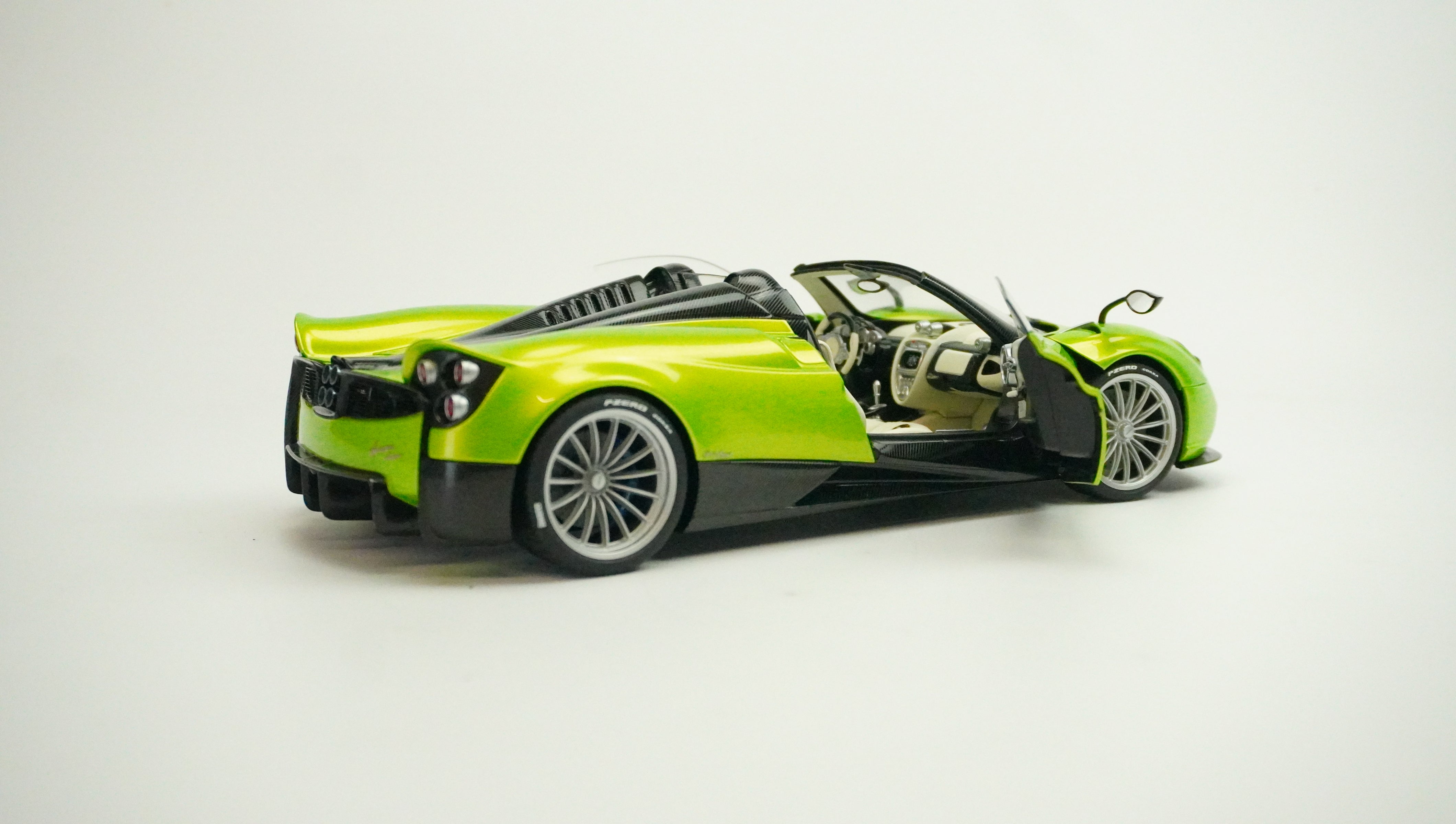Pagani Huayra Roadster 1:18