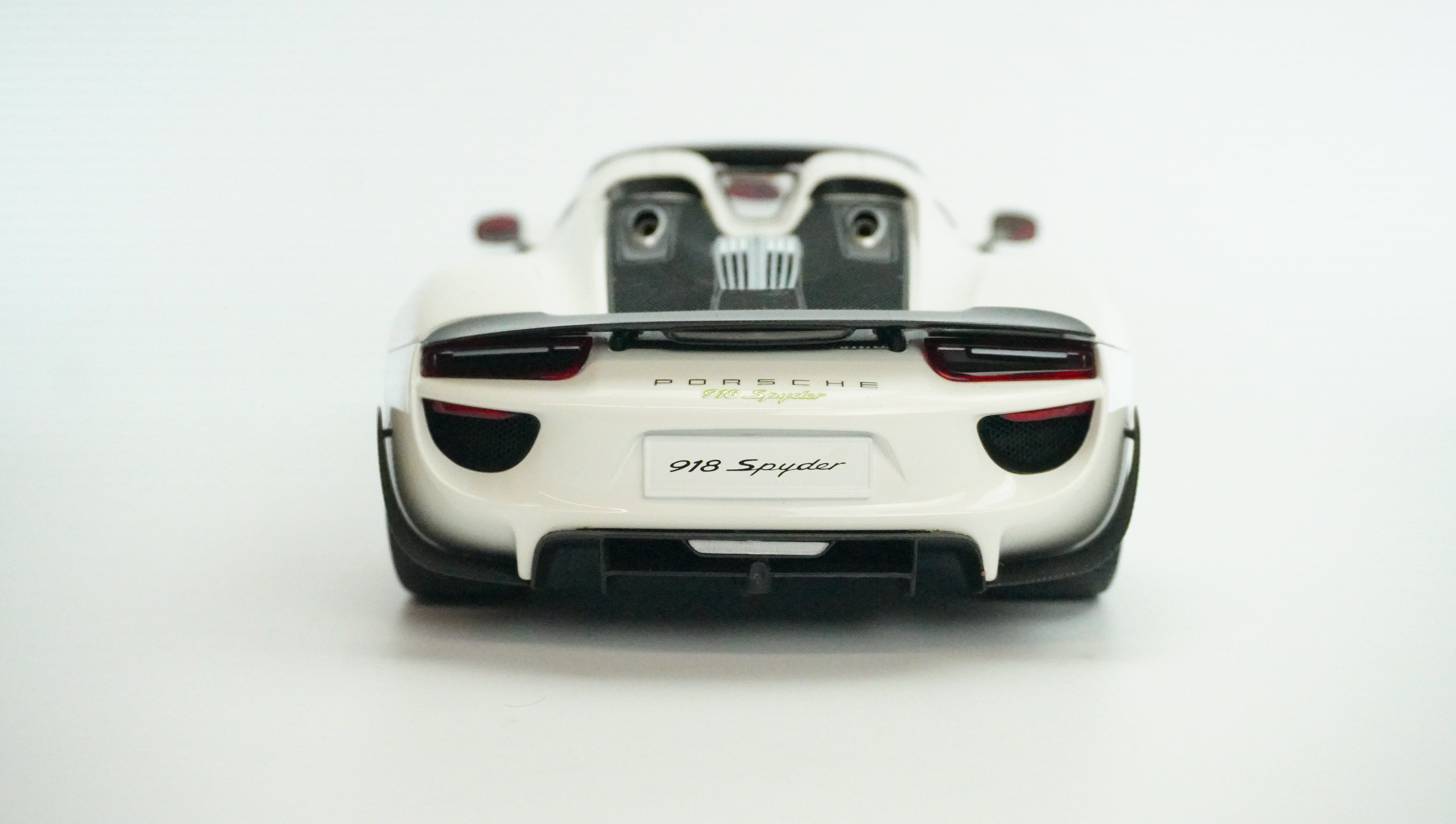 Porsche 918 Spyder Weissach 1:18