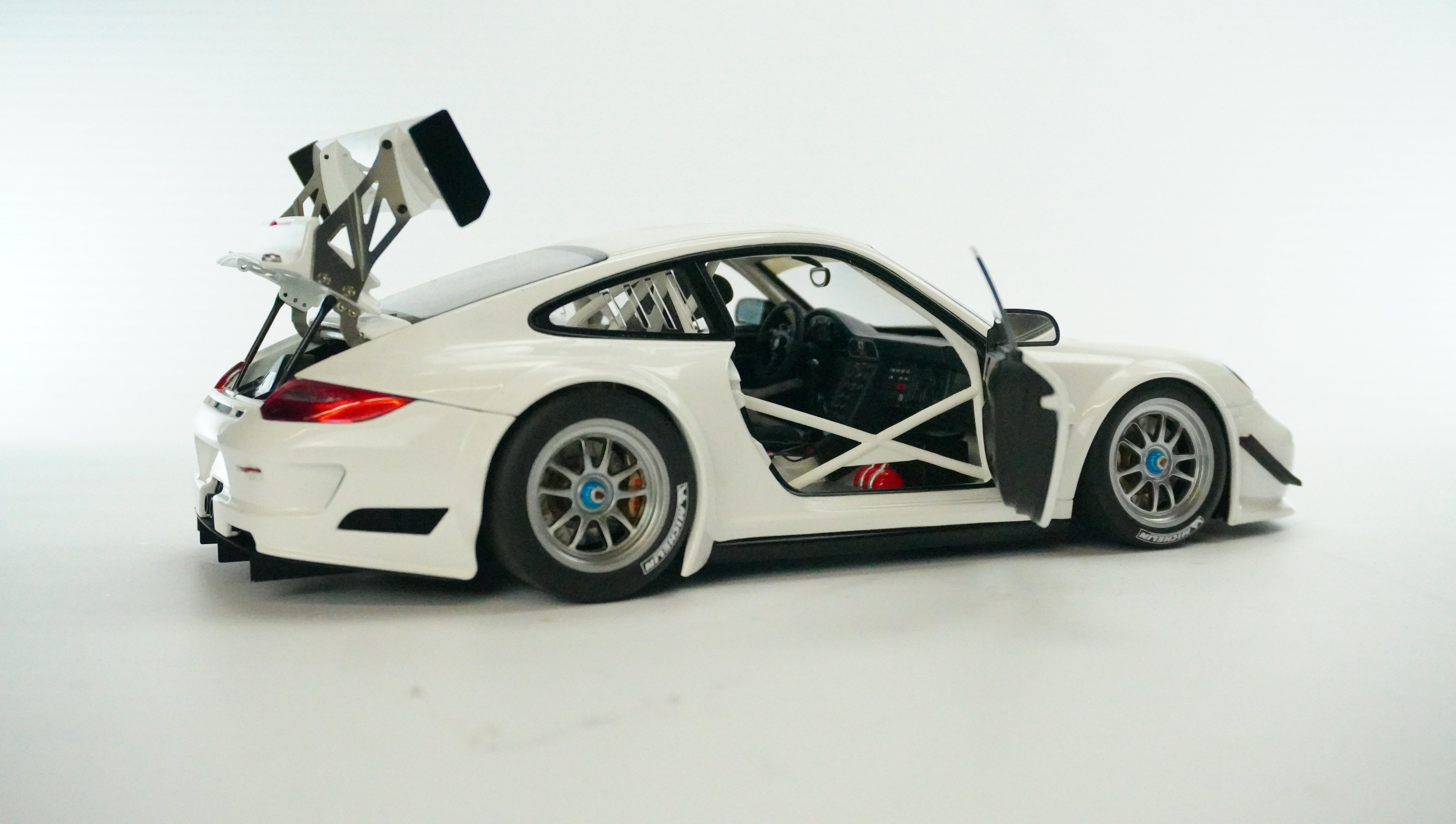 Porsche 911 (997) GT3 R 2010 1:18