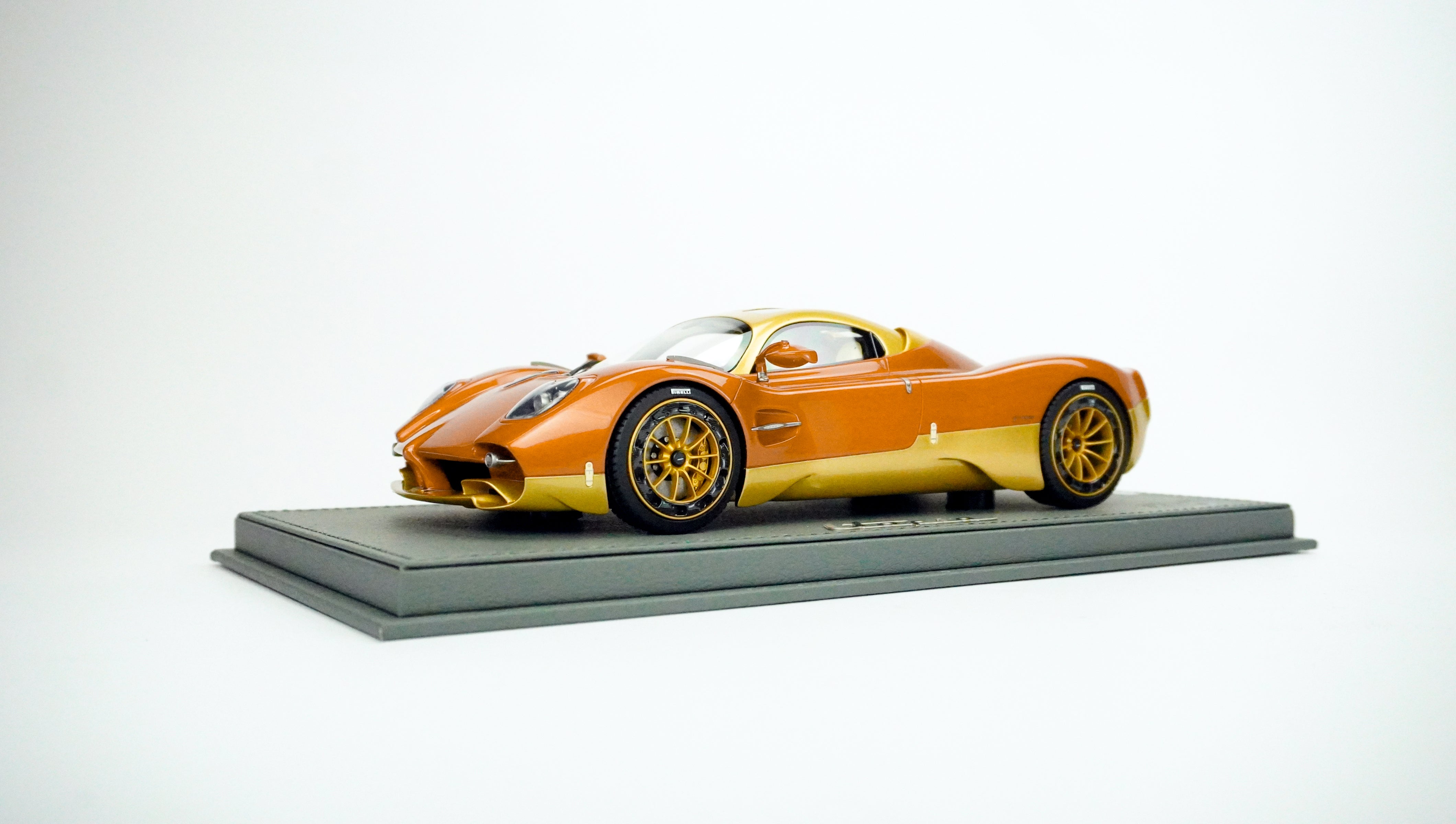 Pagani Utopia Limited (incl. Showcase) 1:18