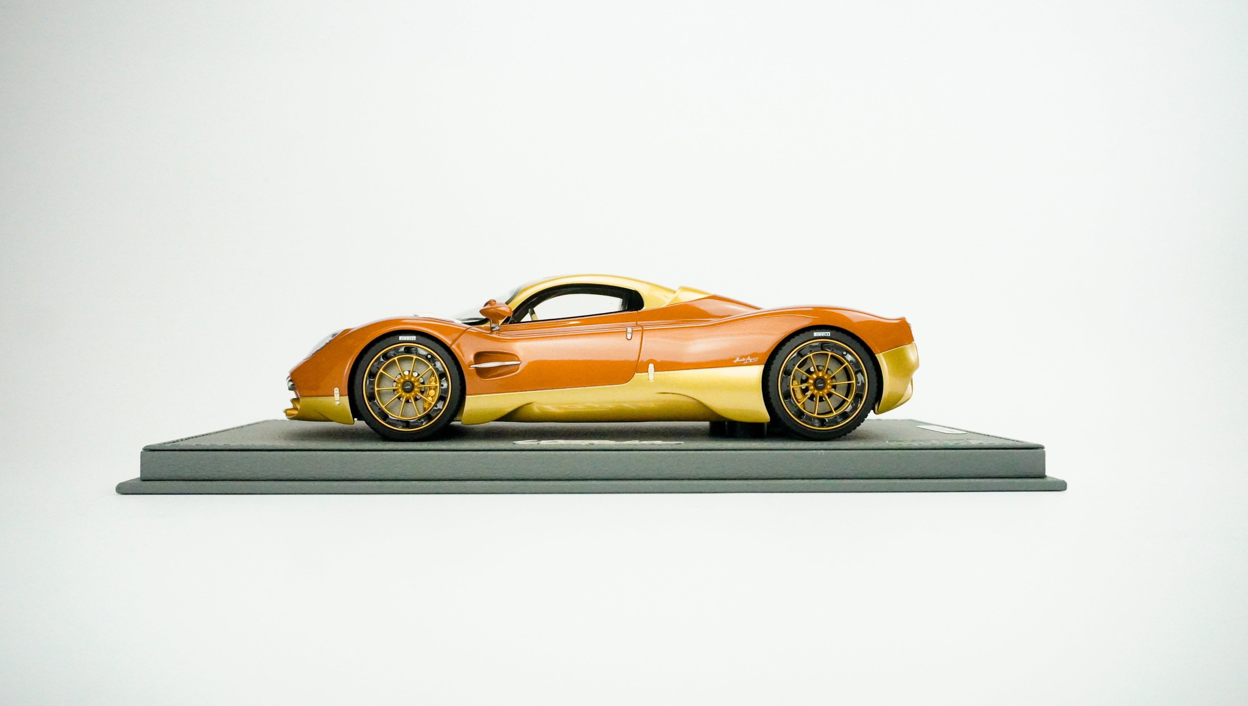 Pagani Utopia Limited (incl. Showcase) 1:18