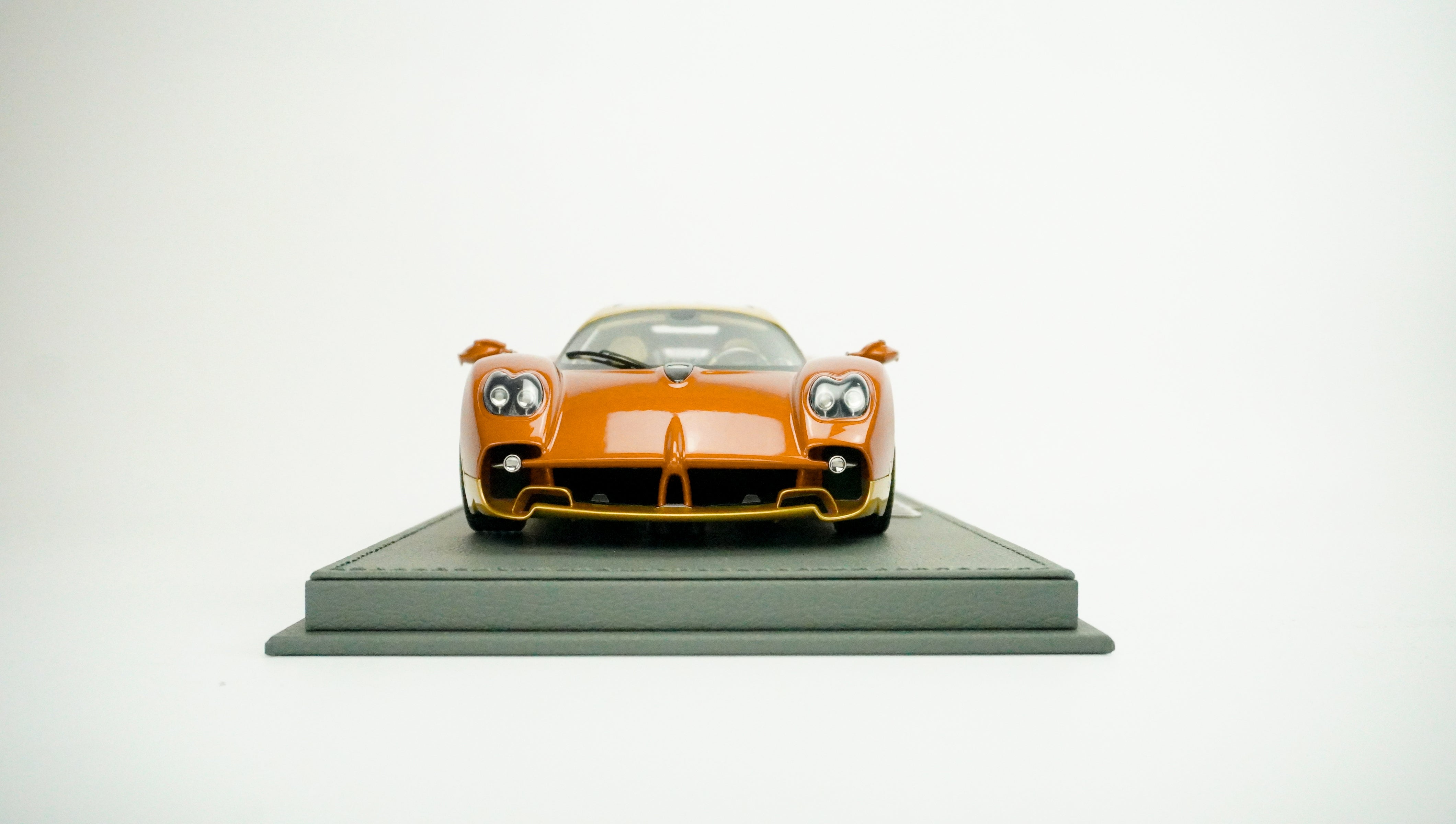 Pagani Utopia Limited (incl. Showcase) 1:18