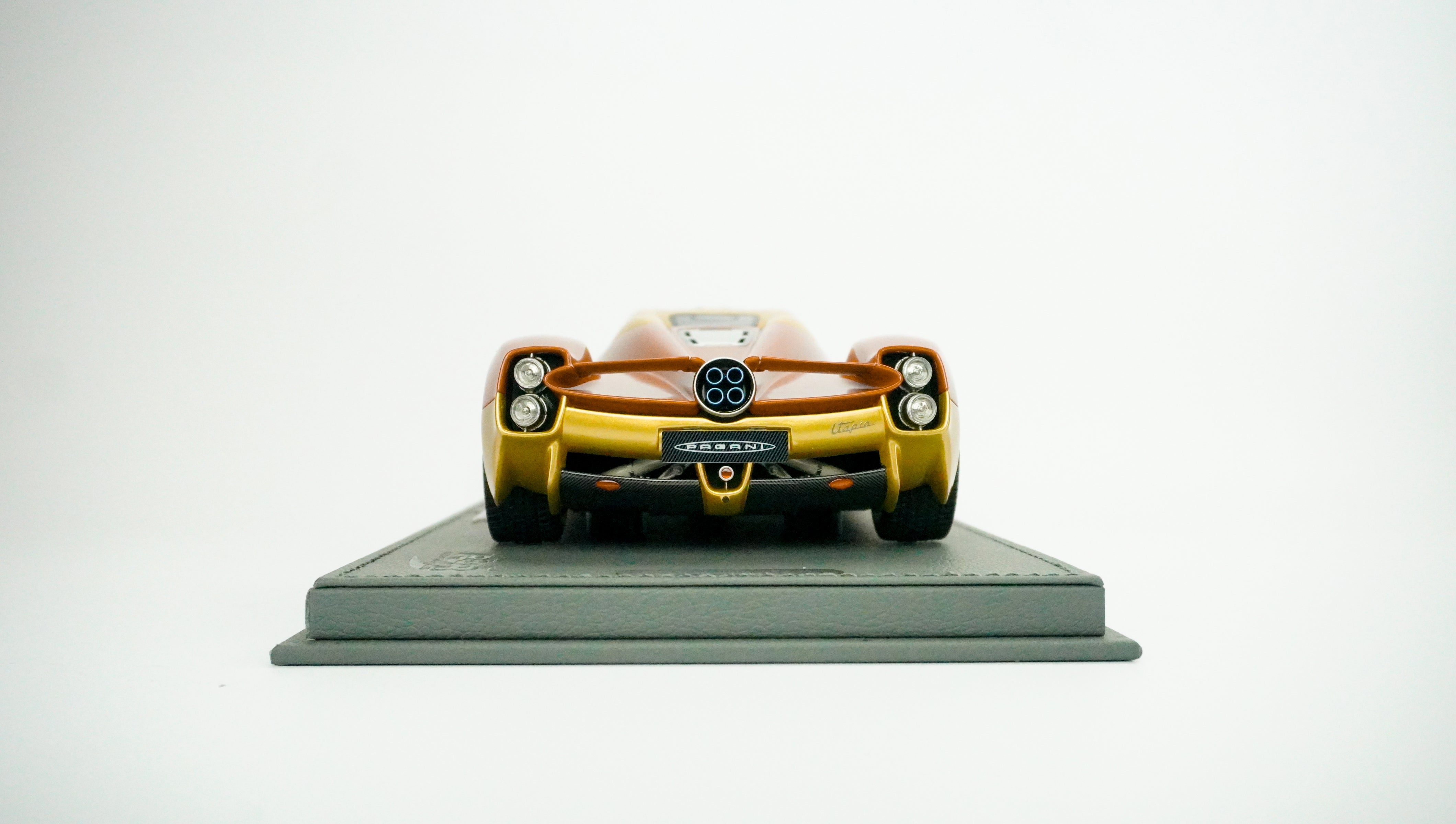 Pagani Utopia Limited (incl. Showcase) 1:18