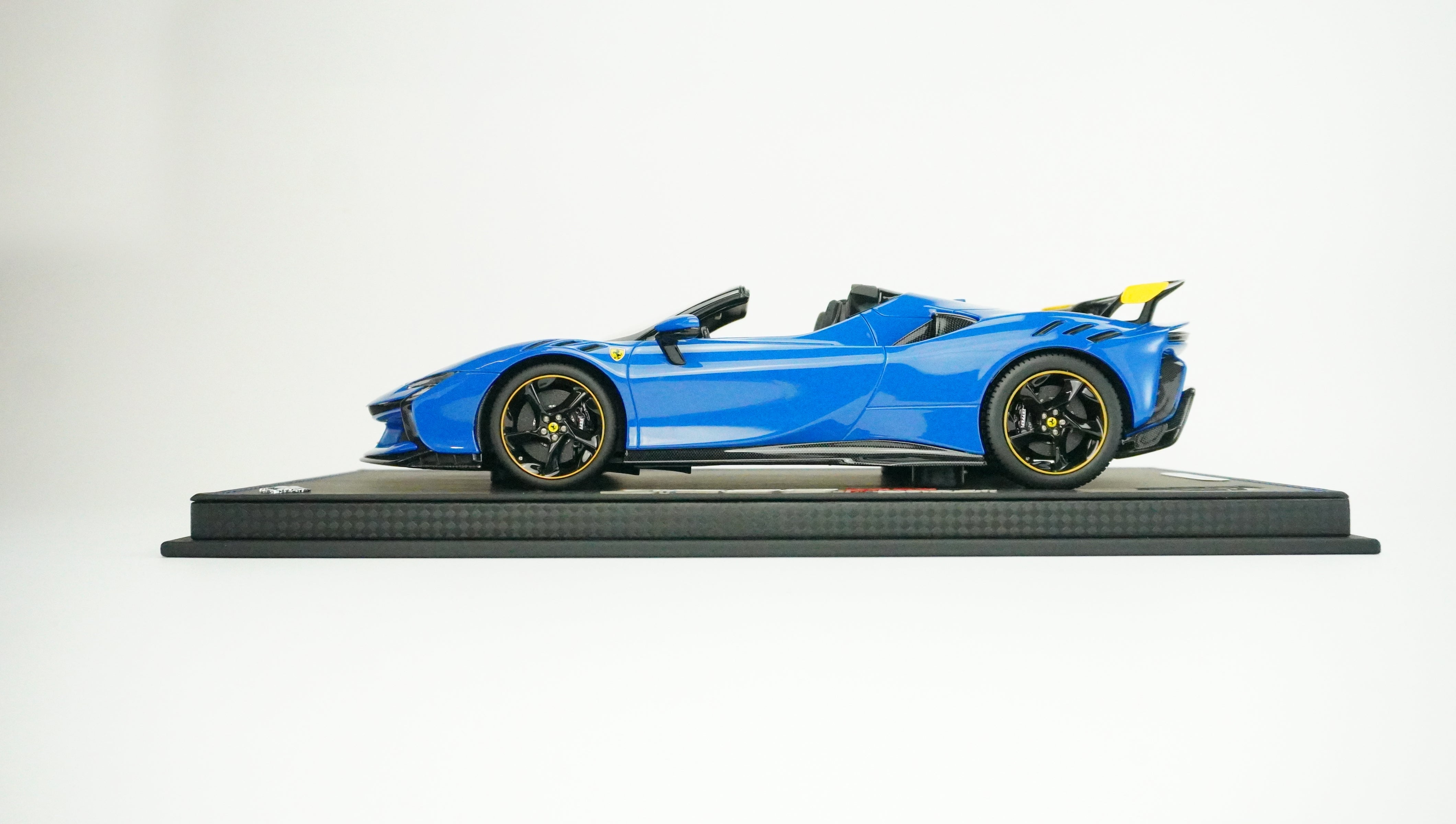 Ferrari SF90 XX Stradale Spider Limited (incl. Showcase) 1:18