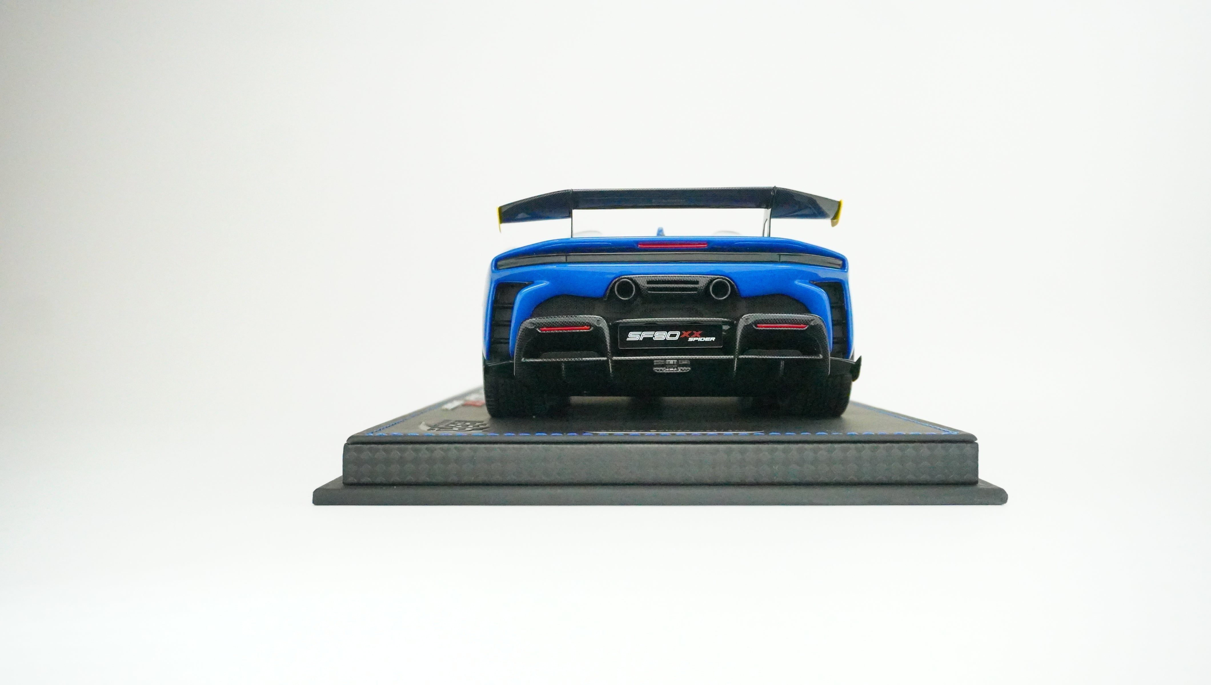 Ferrari SF90 XX Stradale Spider Limited (incl. Showcase) 1:18