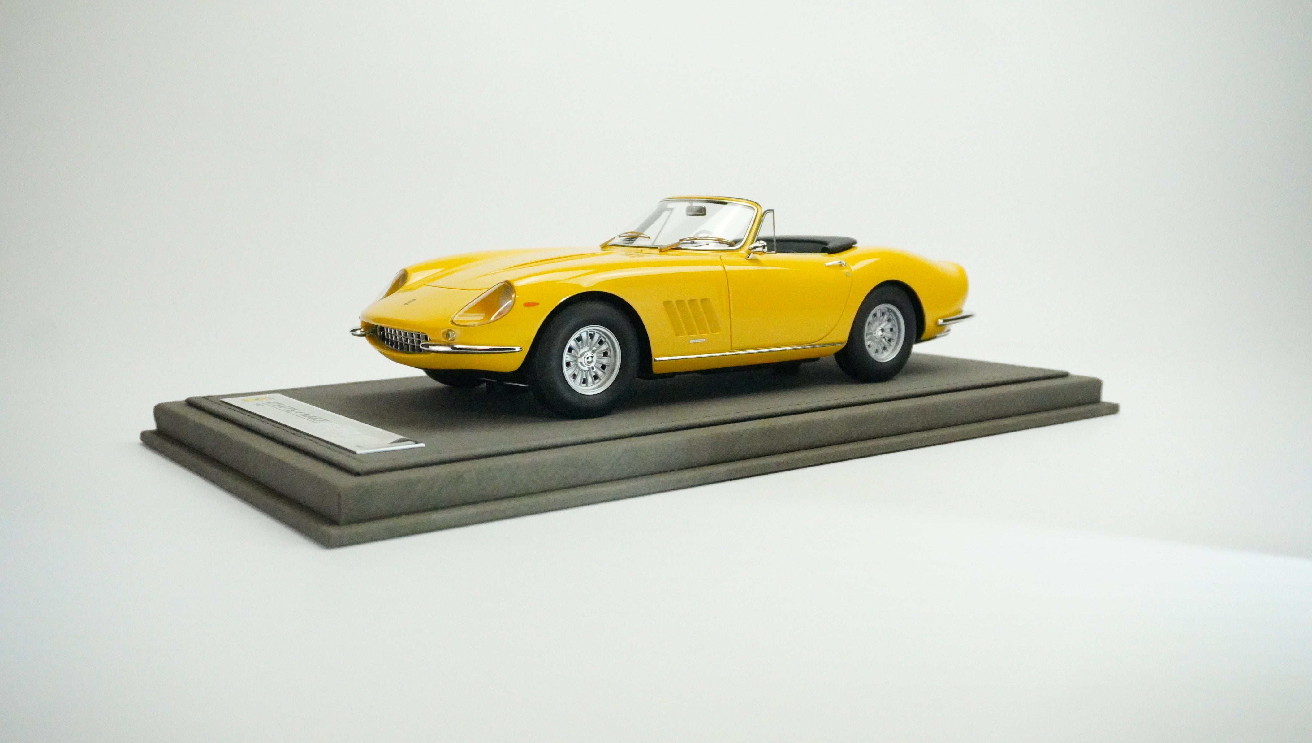 Ferrari 275 GTS/4 N.A.R.T. Spider Limited 1967 1:18