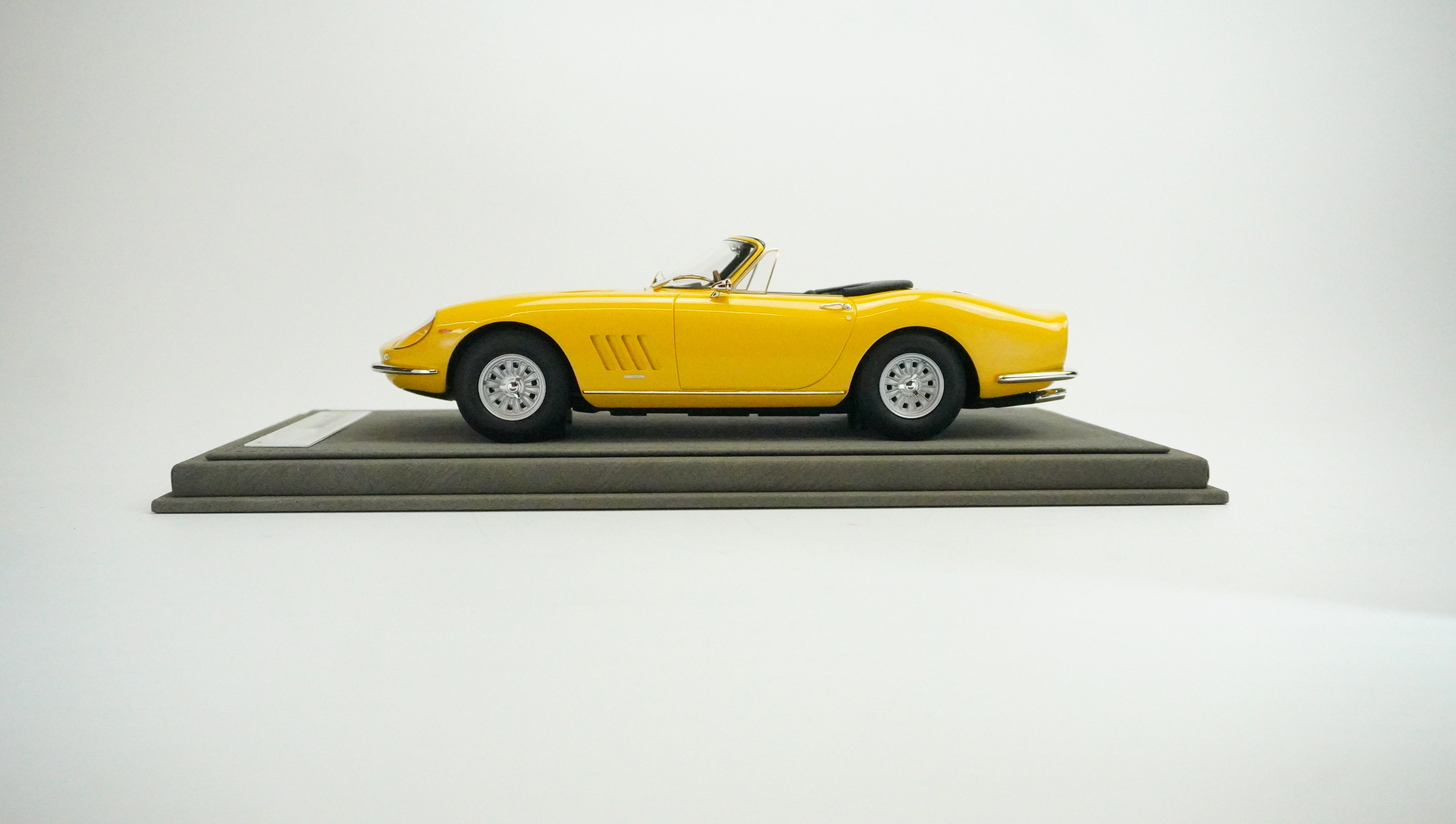 Ferrari 275 GTS/4 N.A.R.T. Spider Limited 1967 1:18