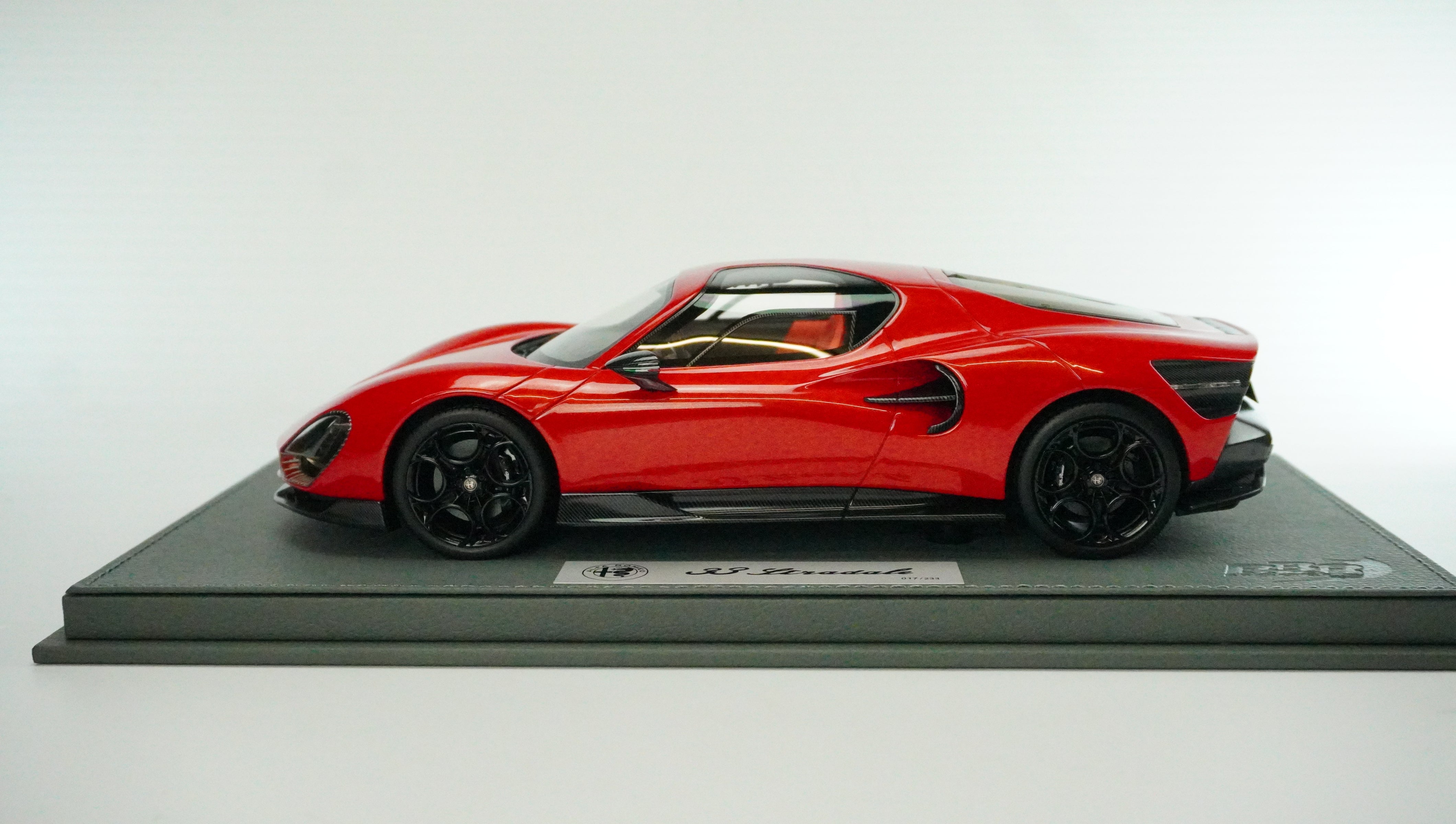 Alfa Romeo 33 Stradale Limited (incl. Showcase) 2025 1:18