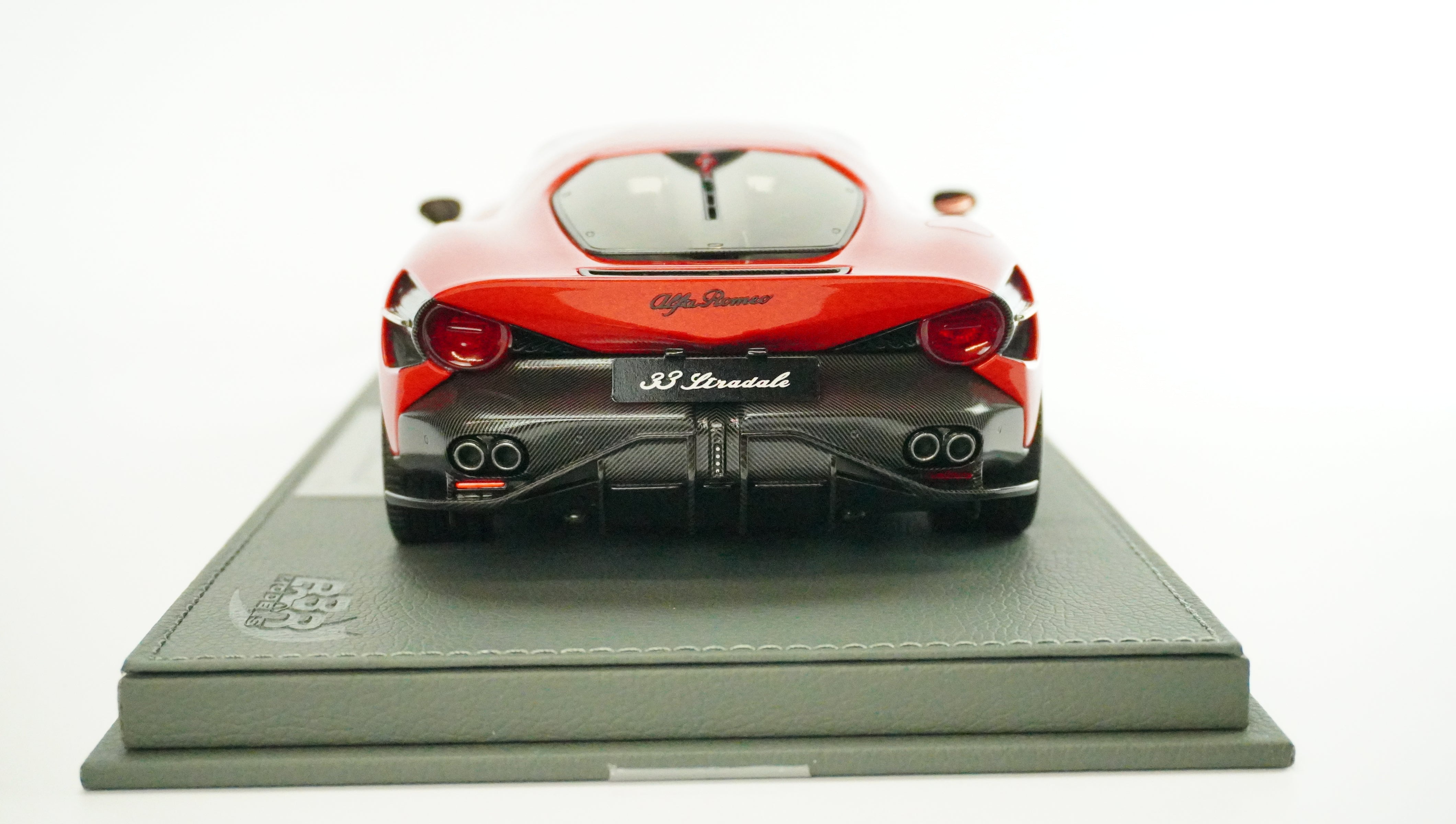 Alfa Romeo 33 Stradale Limited (incl. Showcase) 2025 1:18