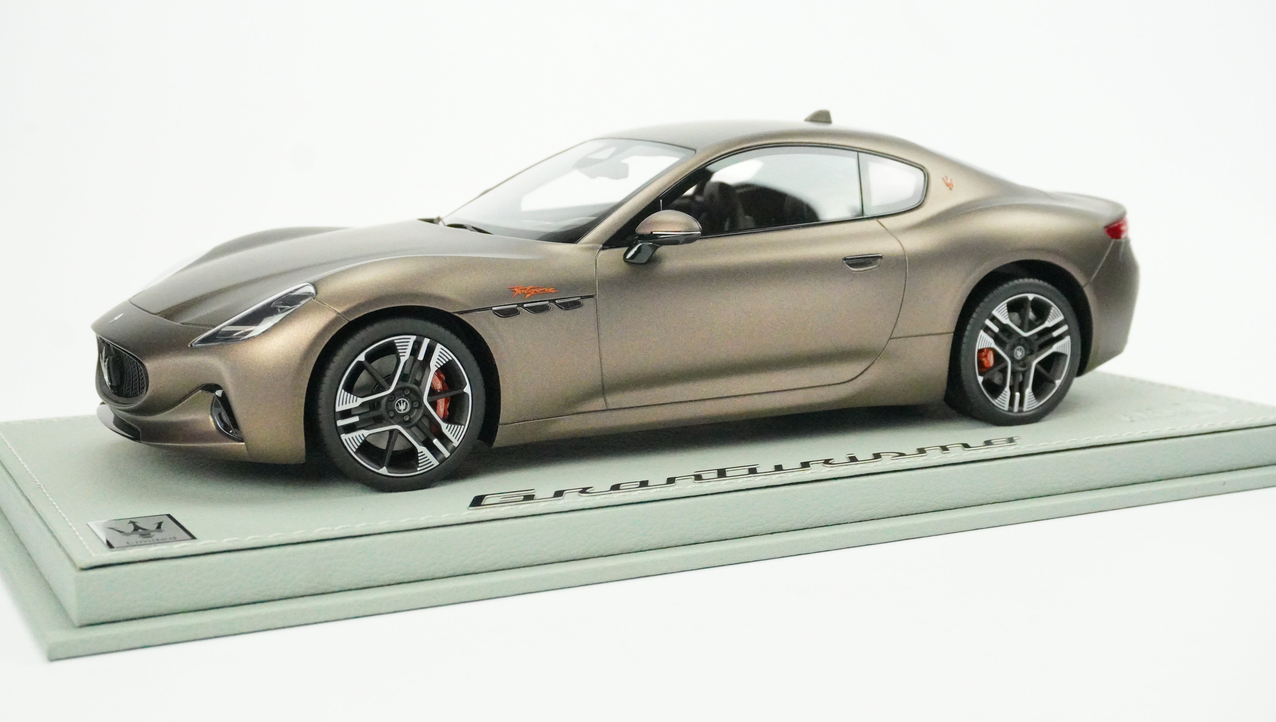 Maserati Granturismo Trofeo Coupé (incl. Showcase) 2023 1:18
