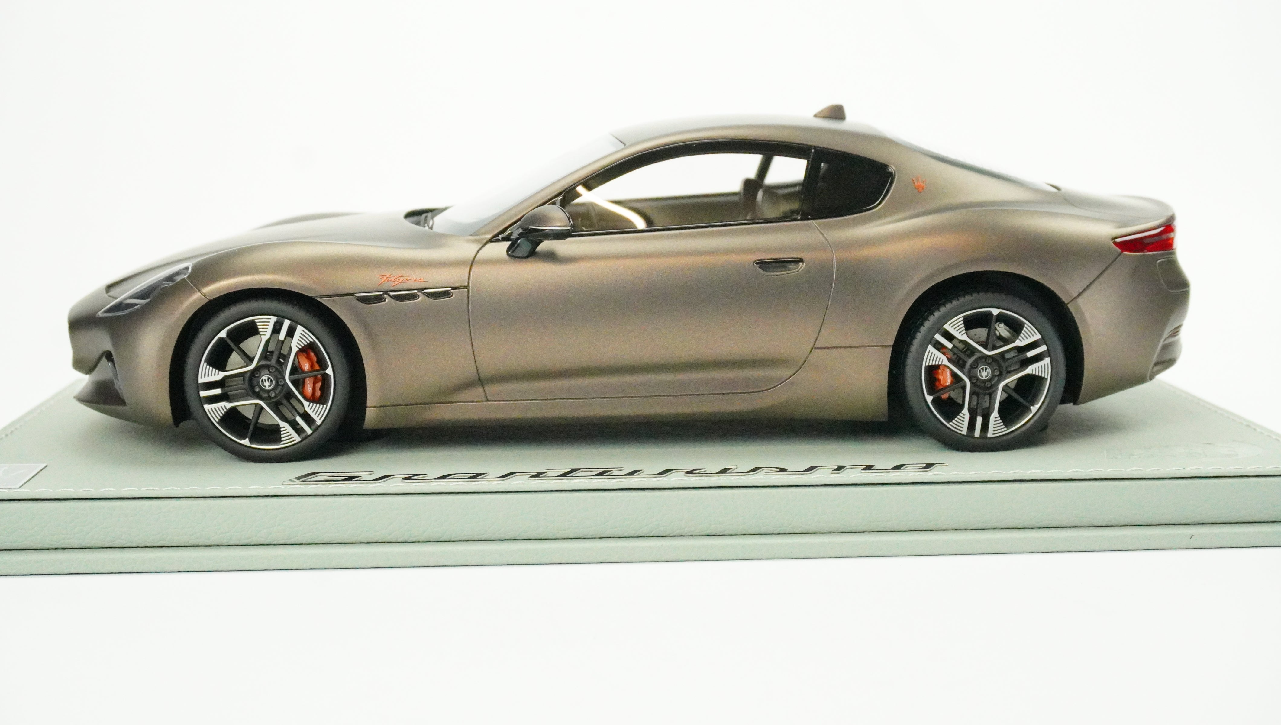 Maserati Granturismo Trofeo Coupé (incl. Showcase) 2023 1:18
