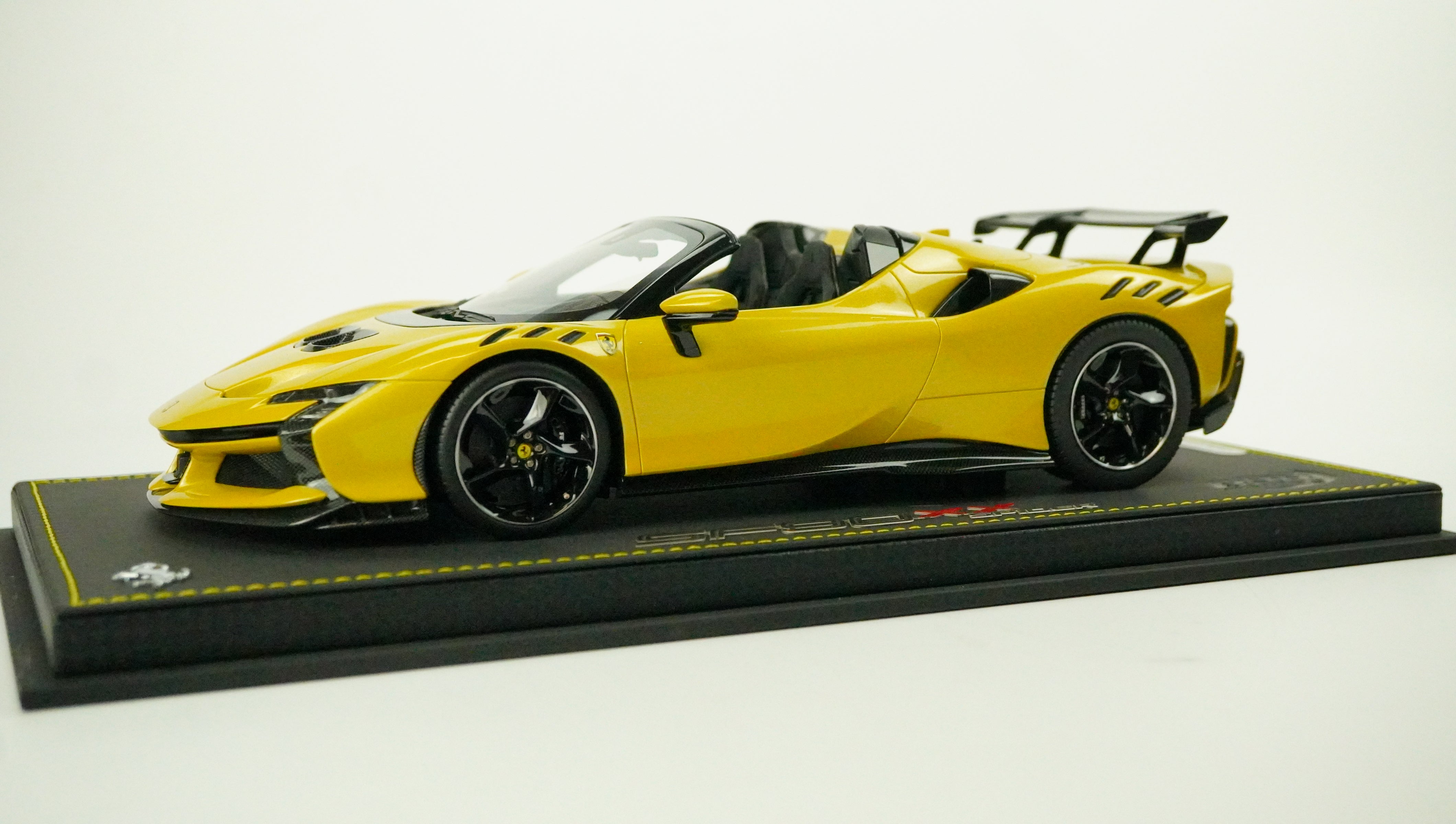 Ferrari SF90 XX Stradale Spider Limited (incl. Showcase) 1:18