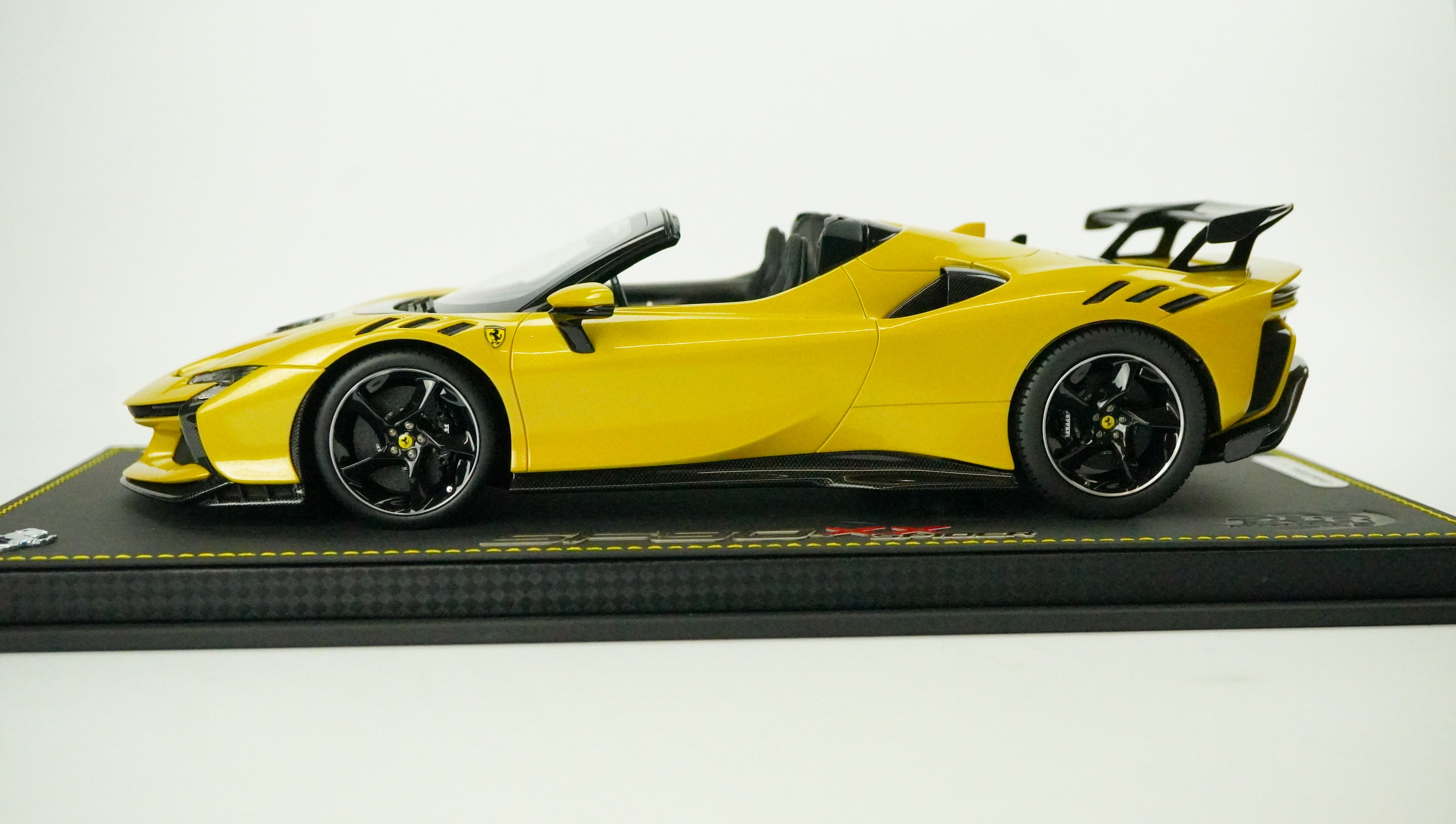 Ferrari SF90 XX Stradale Spider Limited (incl. Showcase) 1:18