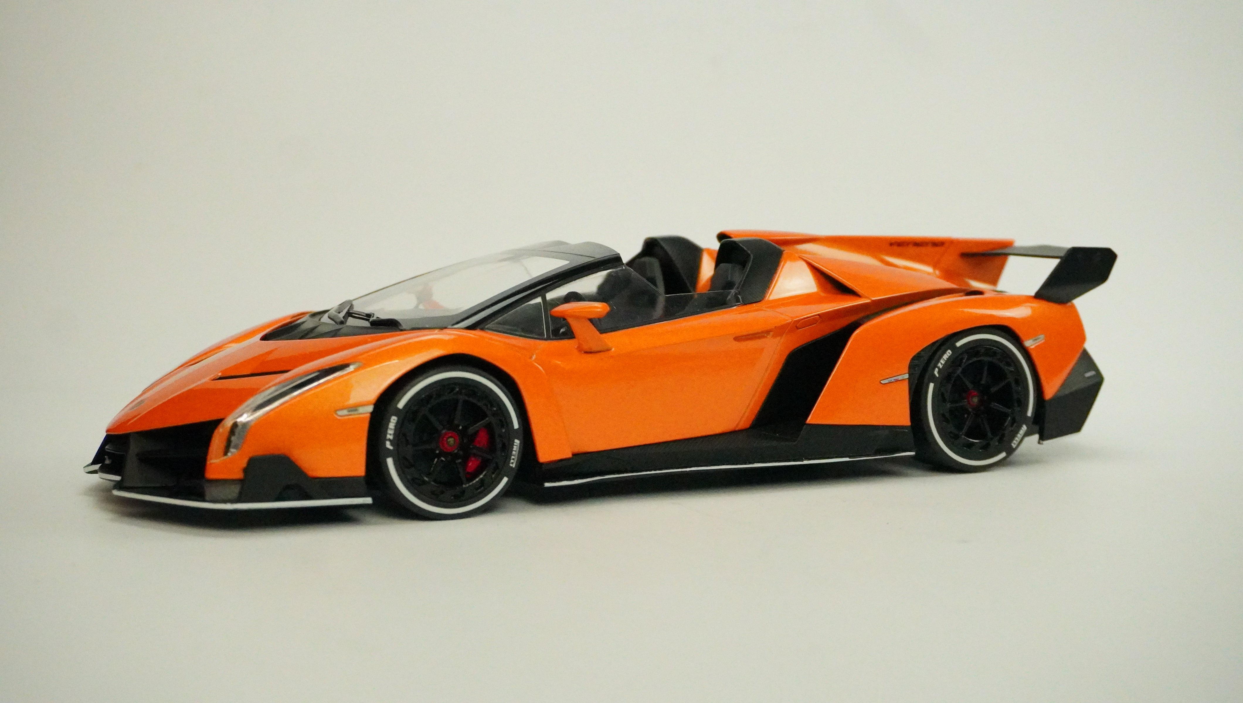 Lamborghini Veneno Spyder (ohne Box) 1:18