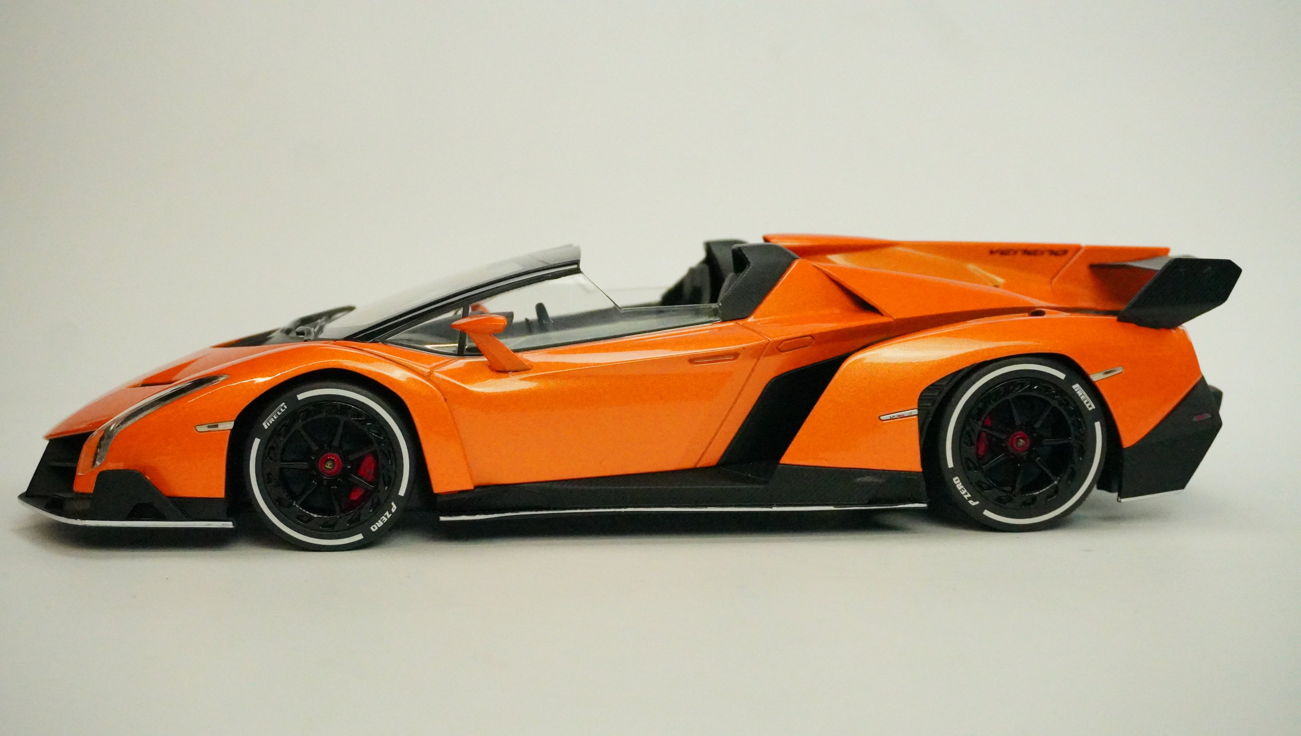 Lamborghini Veneno Spyder (ohne Box) 1:18