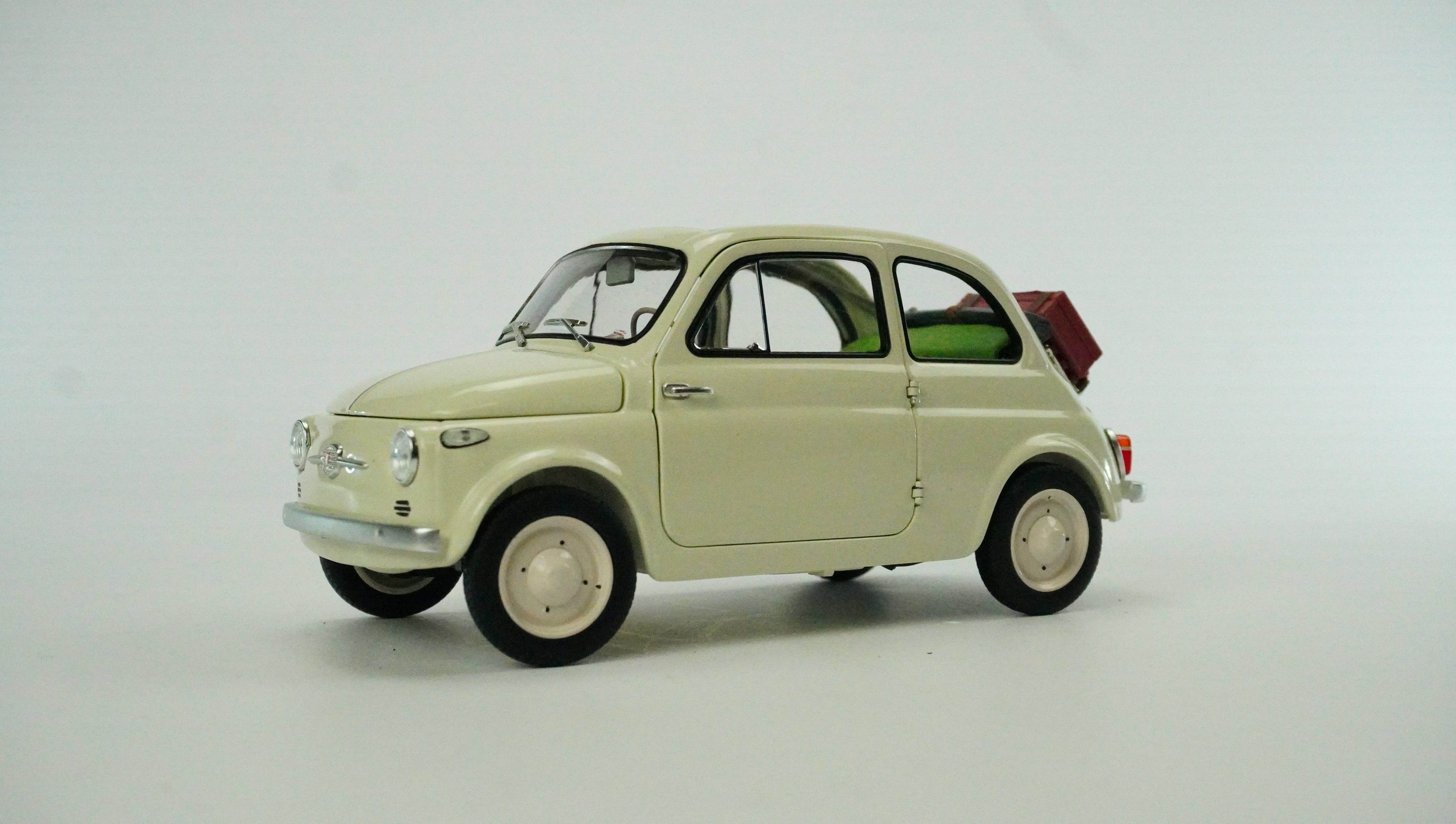 Fiat Nuova 500 Faltdach (mit 2 Koffern) 1957 1:18