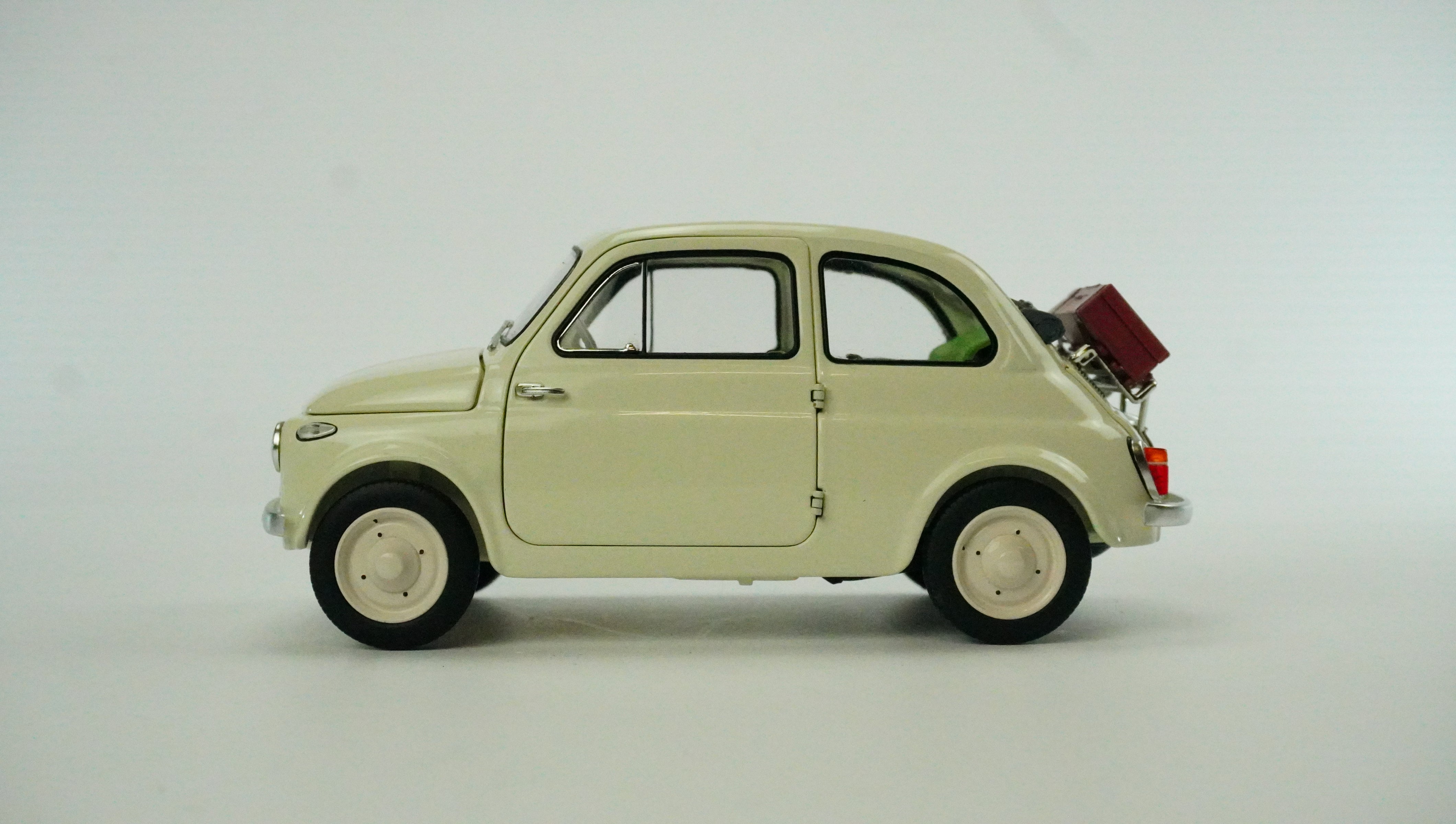 Fiat Nuova 500 Faltdach (mit 2 Koffern) 1957 1:18