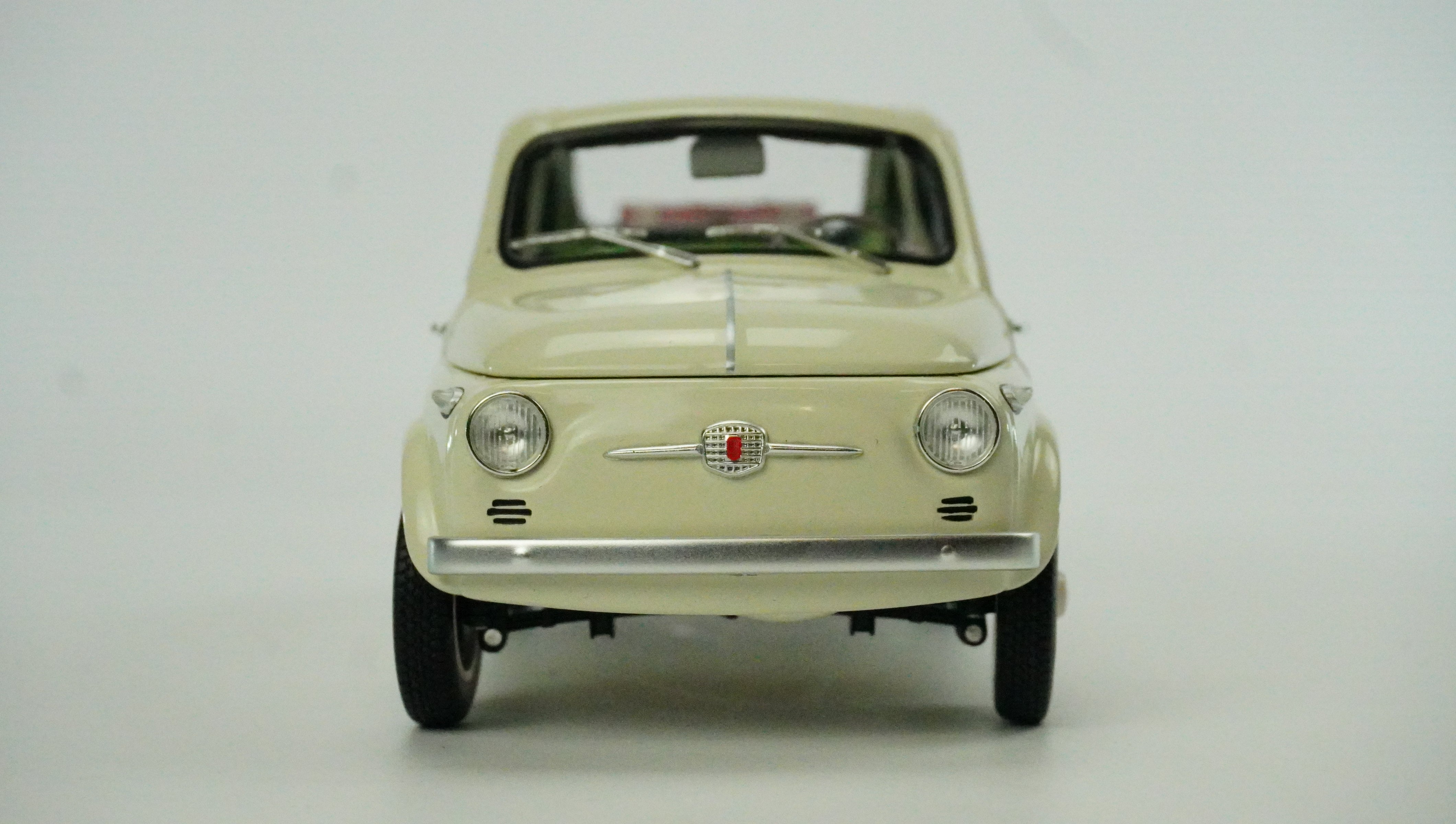 Fiat Nuova 500 Faltdach (mit 2 Koffern) 1957 1:18