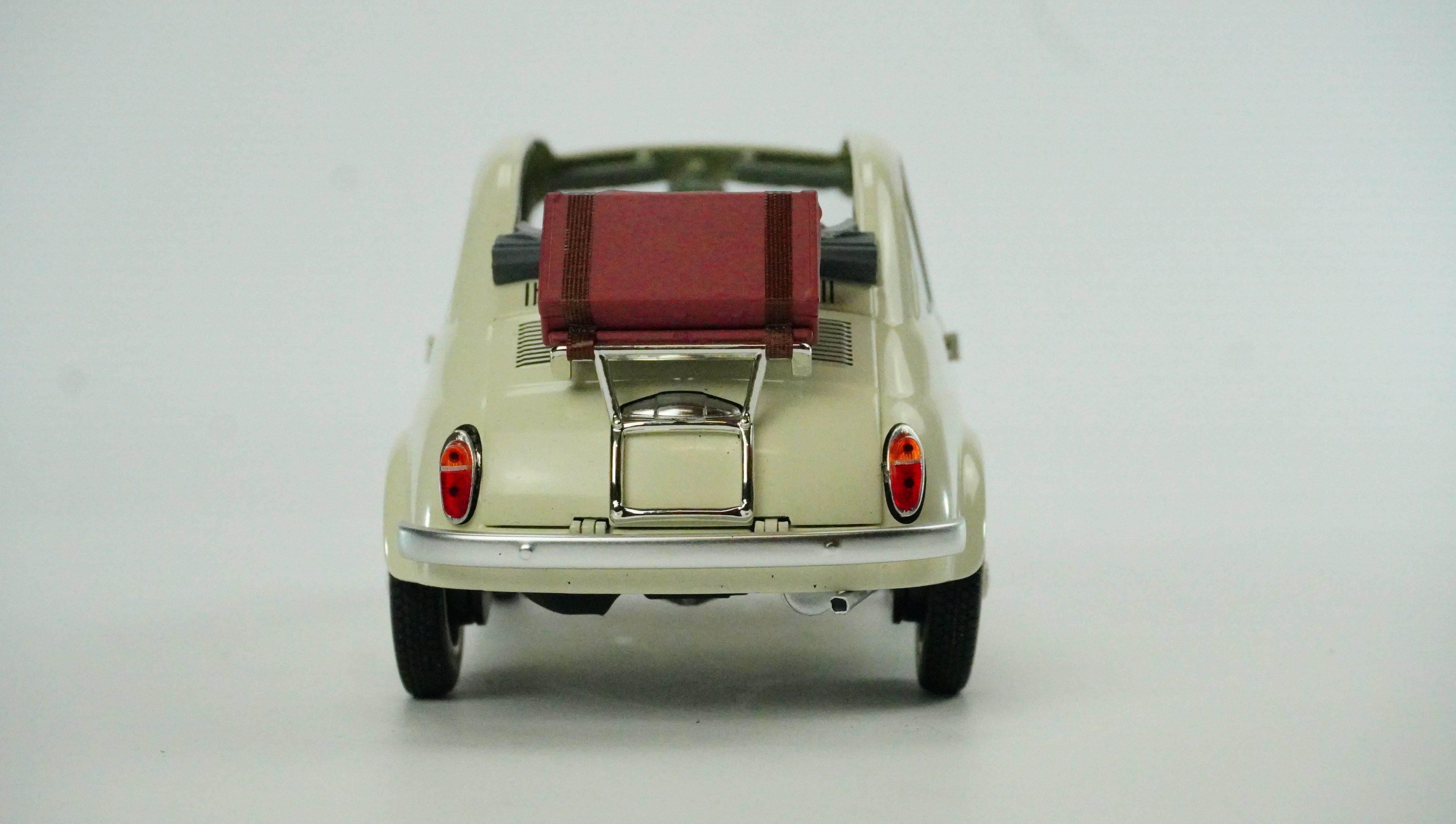 Fiat Nuova 500 Faltdach (mit 2 Koffern) 1957 1:18