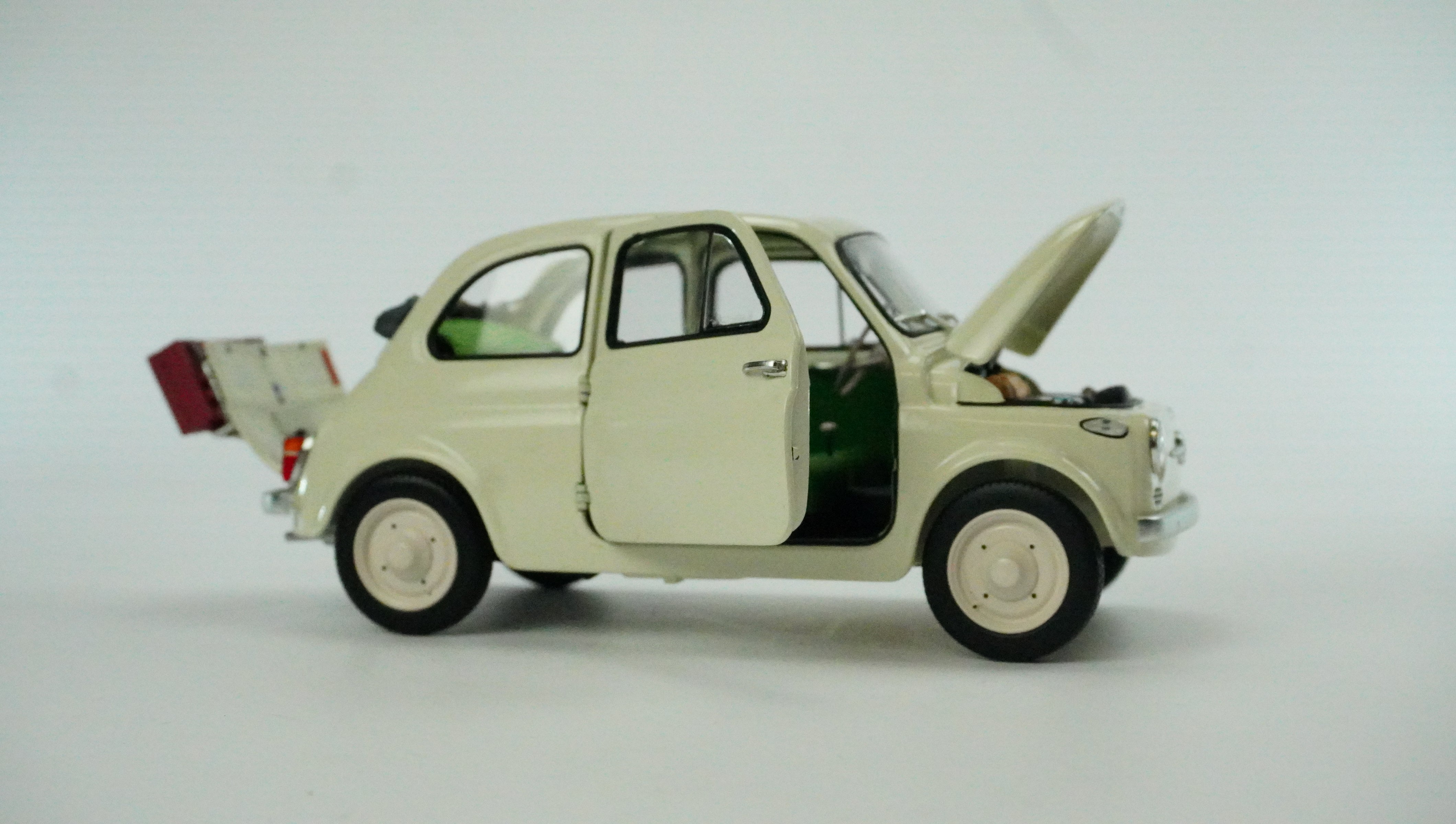 Fiat Nuova 500 Faltdach (mit 2 Koffern) 1957 1:18