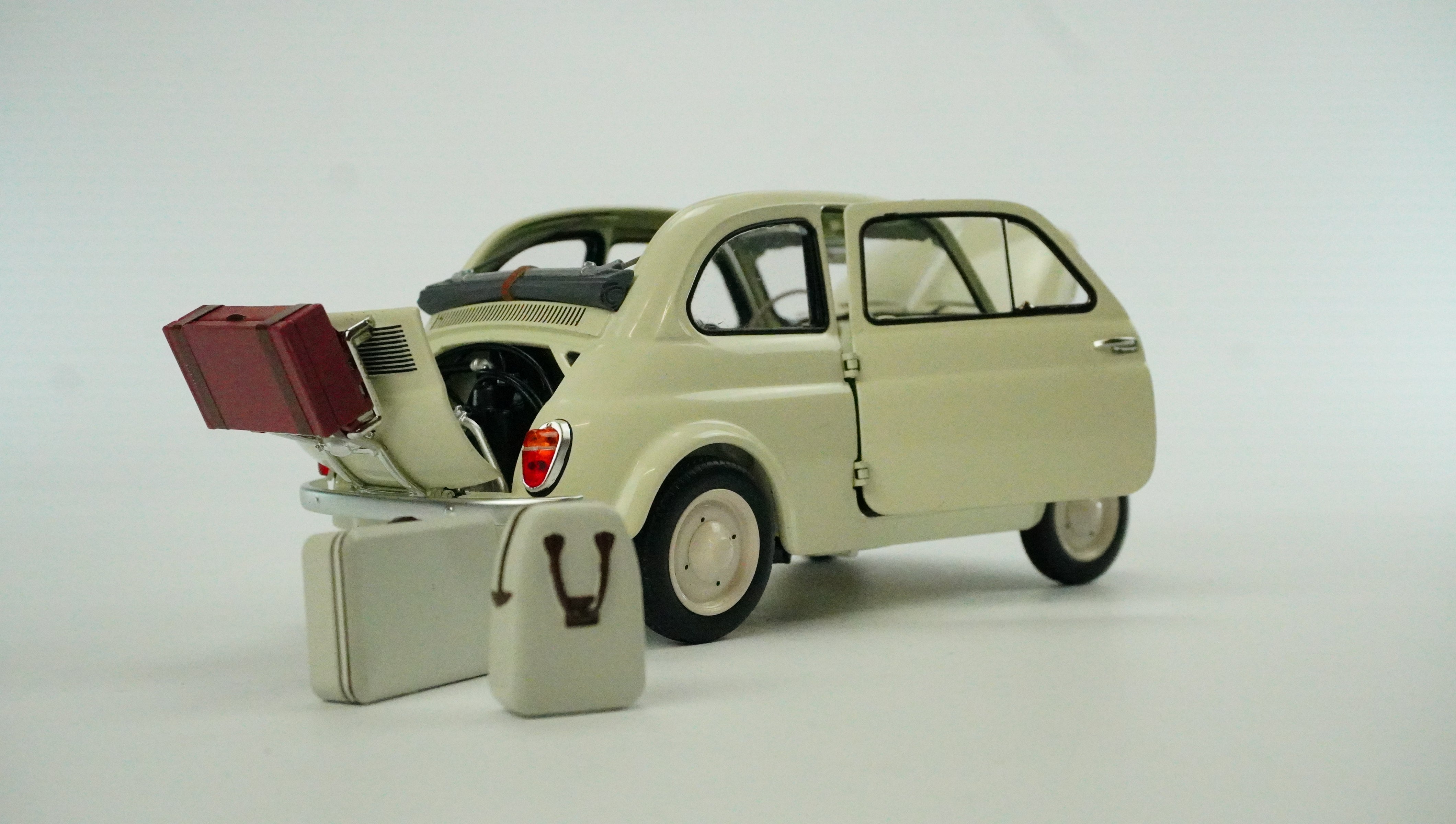 Fiat Nuova 500 Faltdach (mit 2 Koffern) 1957 1:18