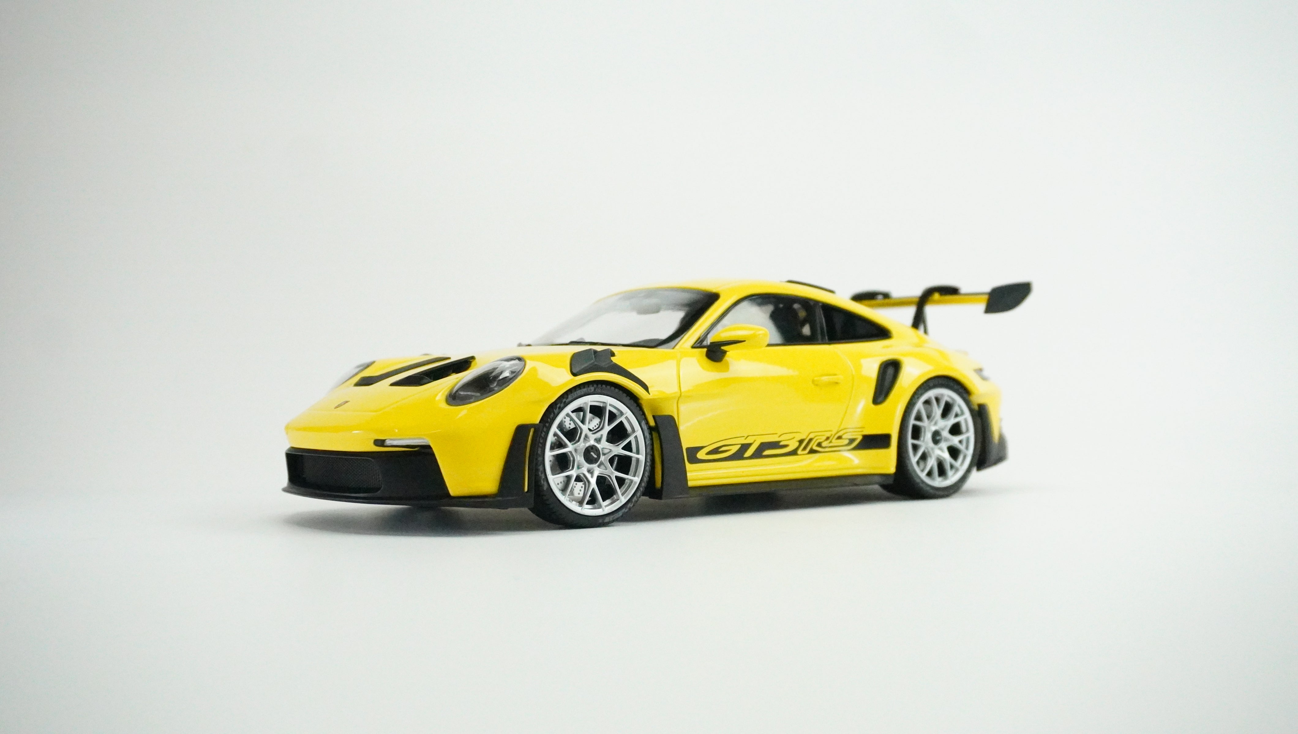 Porsche 911 (992) GT3 RS 1:18
