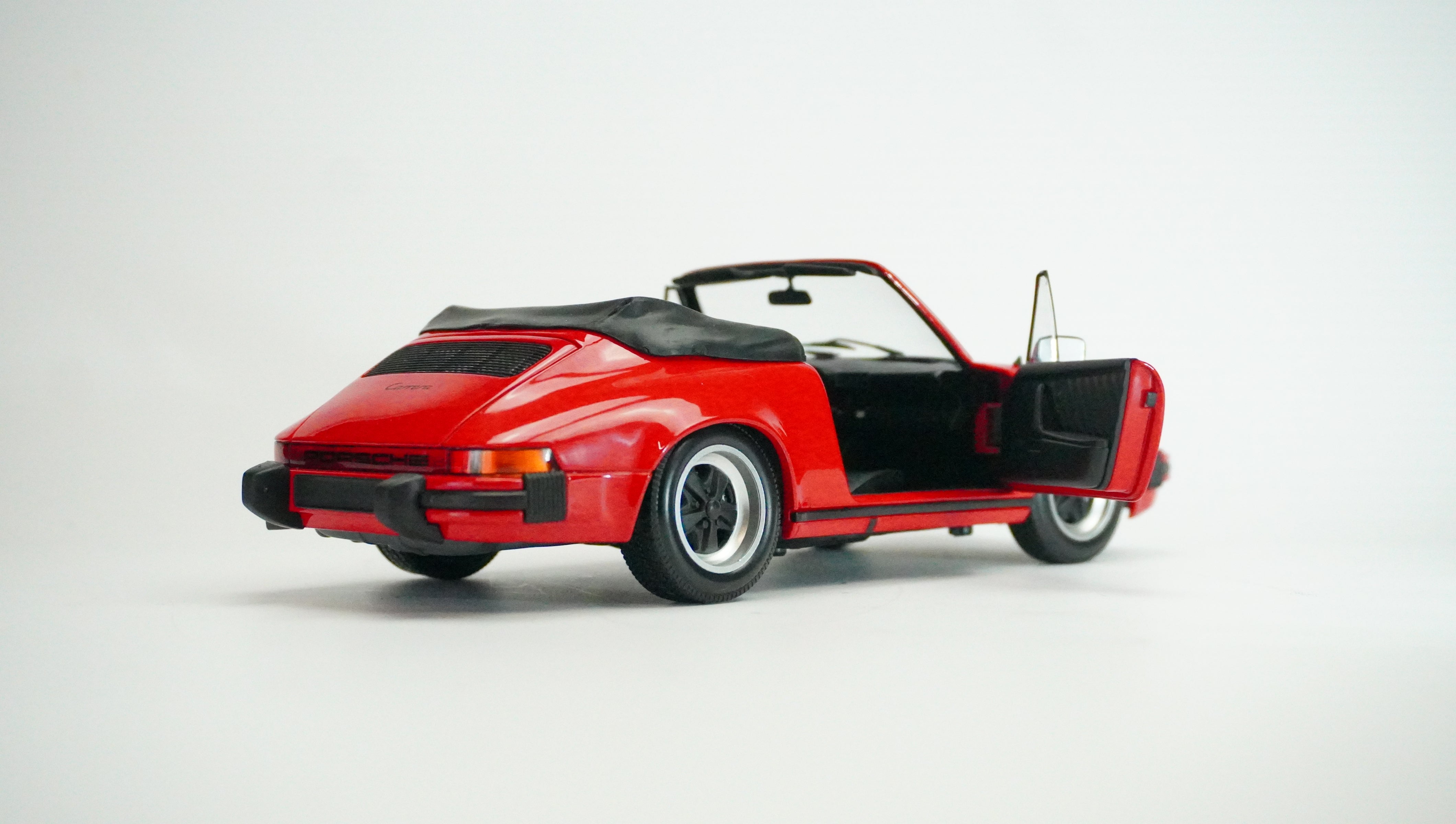 Porsche 911 Carrera Cabrio 1:18