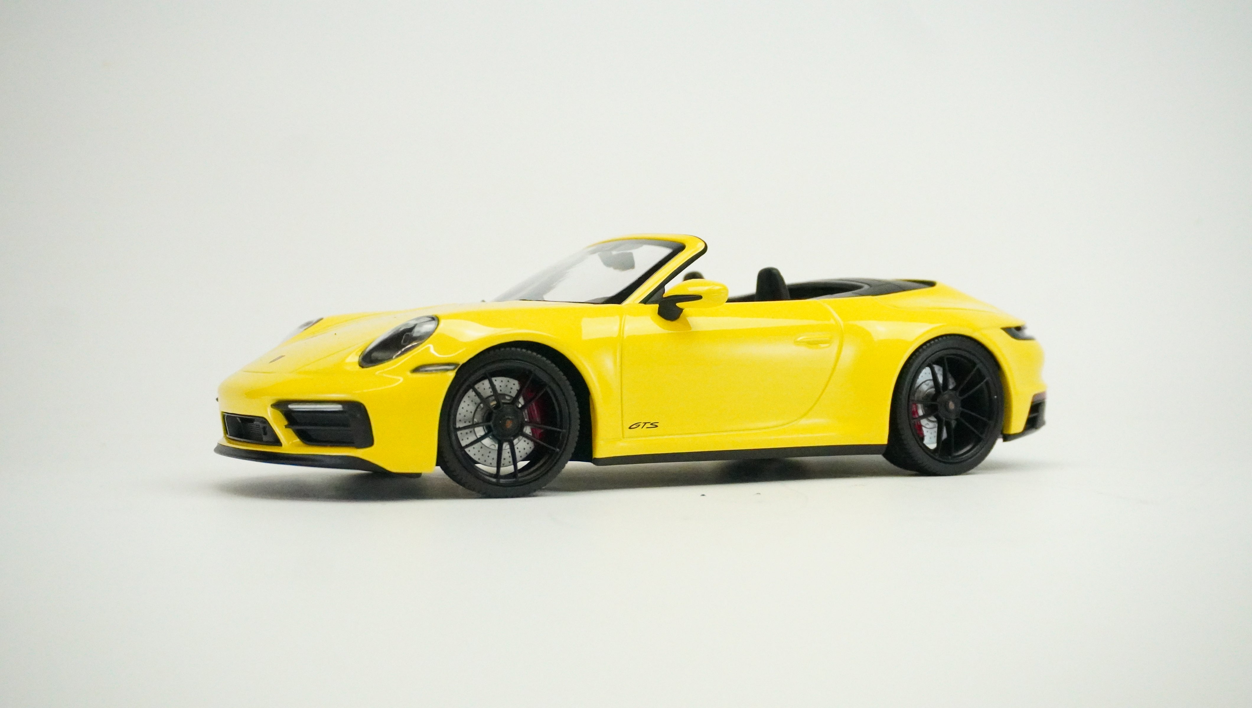 Porsche 911 Carrera 4 GTS Convertible 1:18