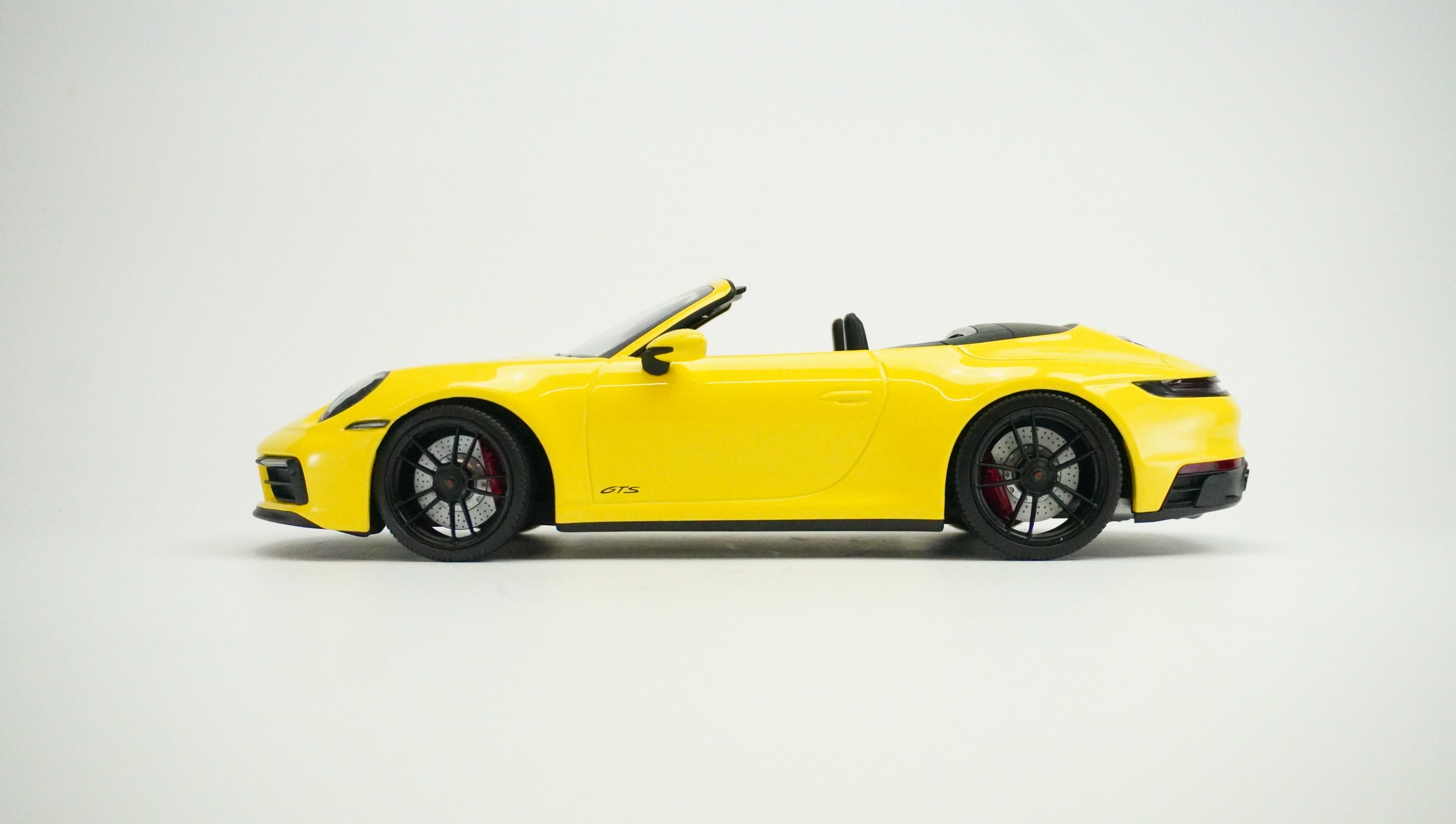 Porsche 911 Carrera 4 GTS Convertible 1:18