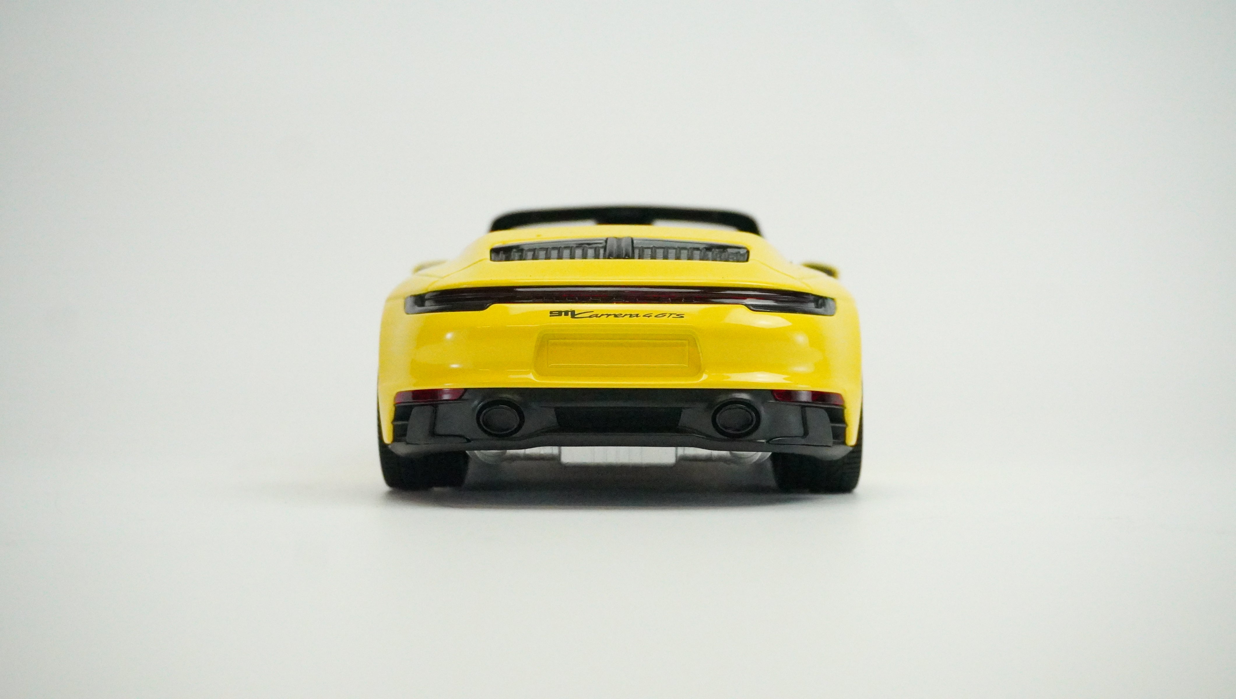Porsche 911 Carrera 4 GTS Cabrio 1:18