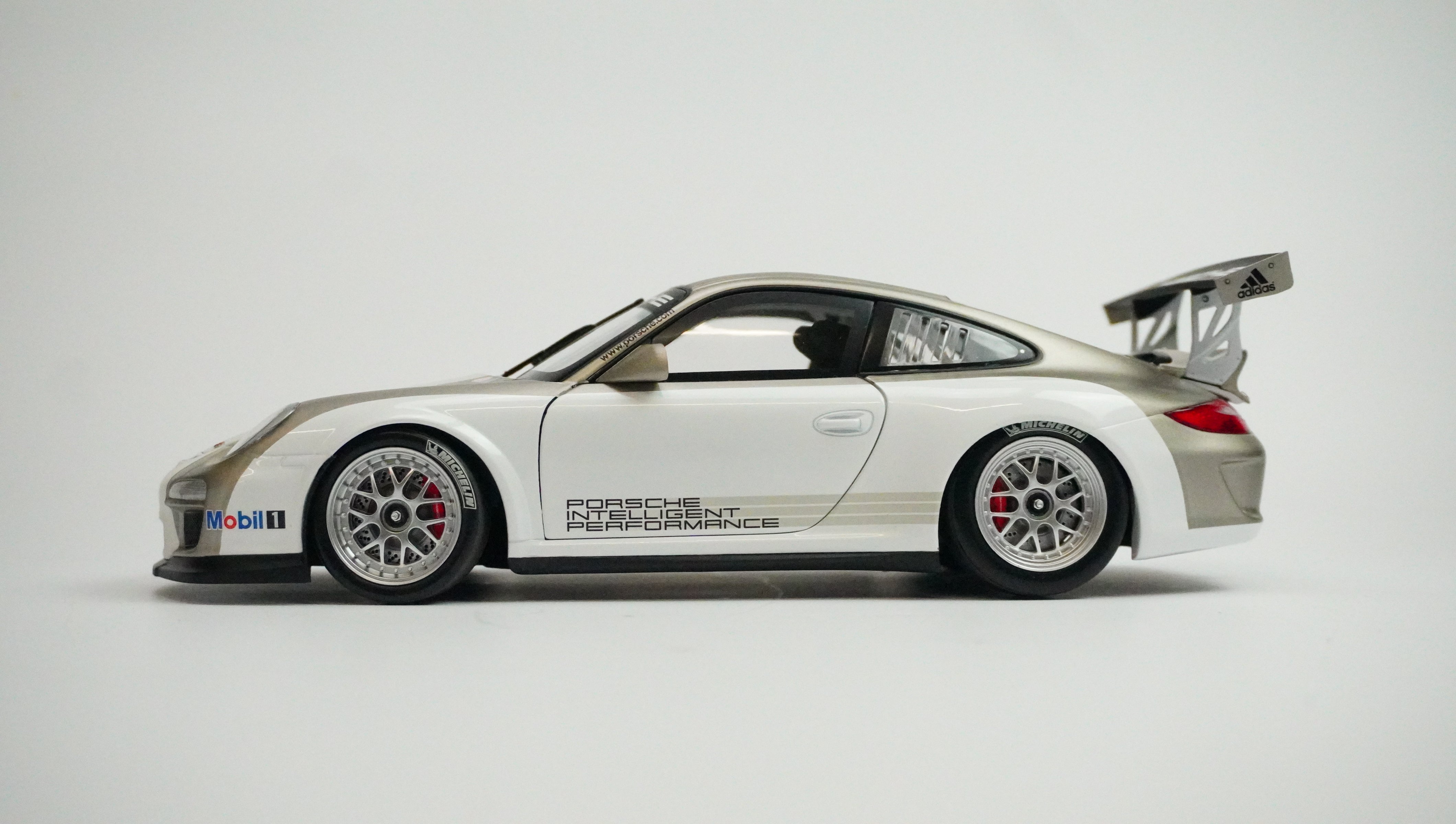 Porsche 911 (997) GT3 Racing (ohne Box) 1:18