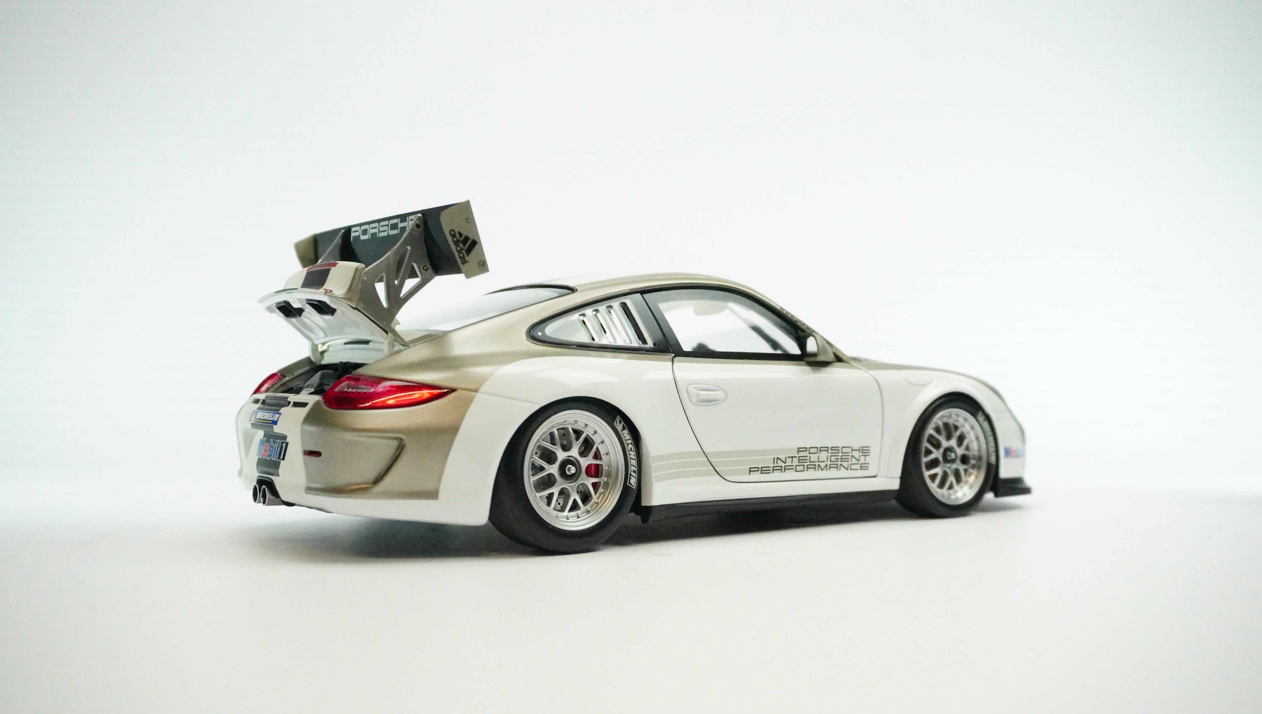 Porsche 911 (997) GT3 Racing (ohne Box) 1:18