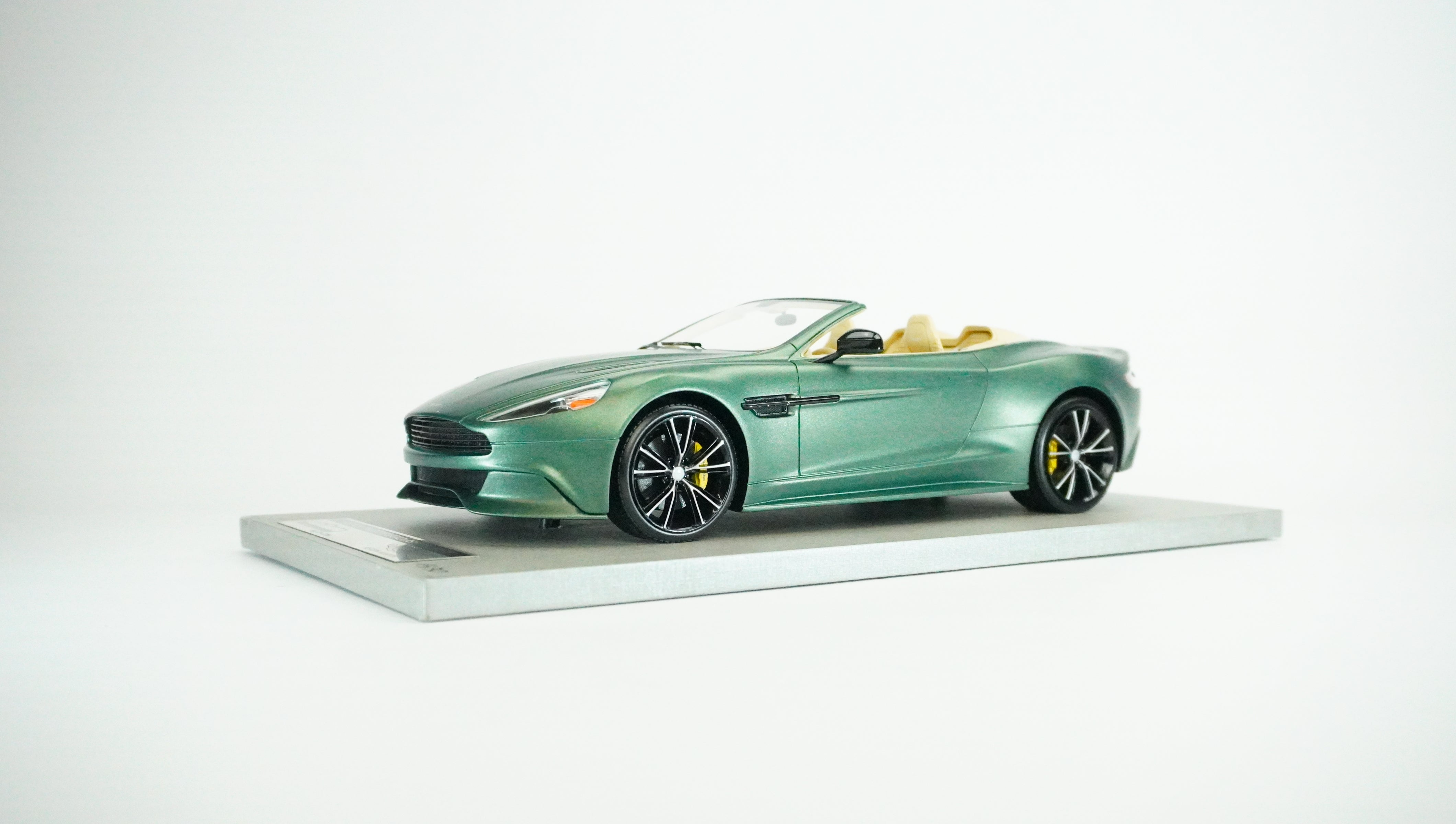 Aston Martin Vanquish Volante Convertible Limited (without box) 1:18