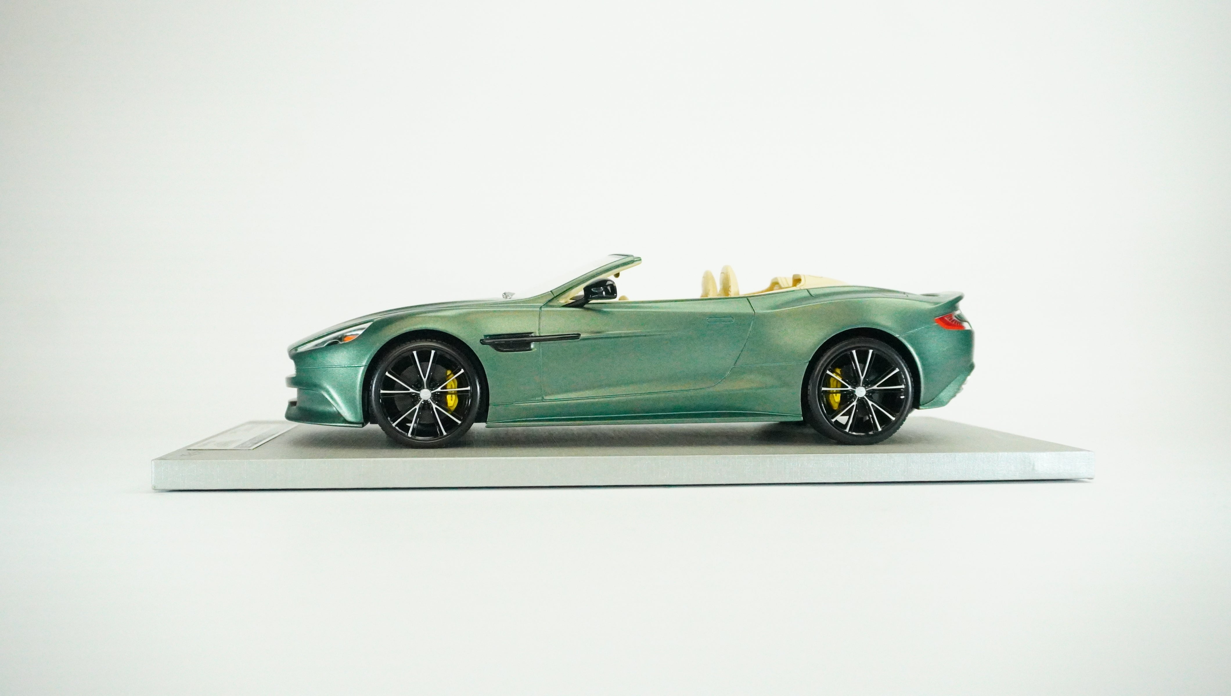 Aston Martin Vanquish Volante Convertible Limited (without box) 1:18