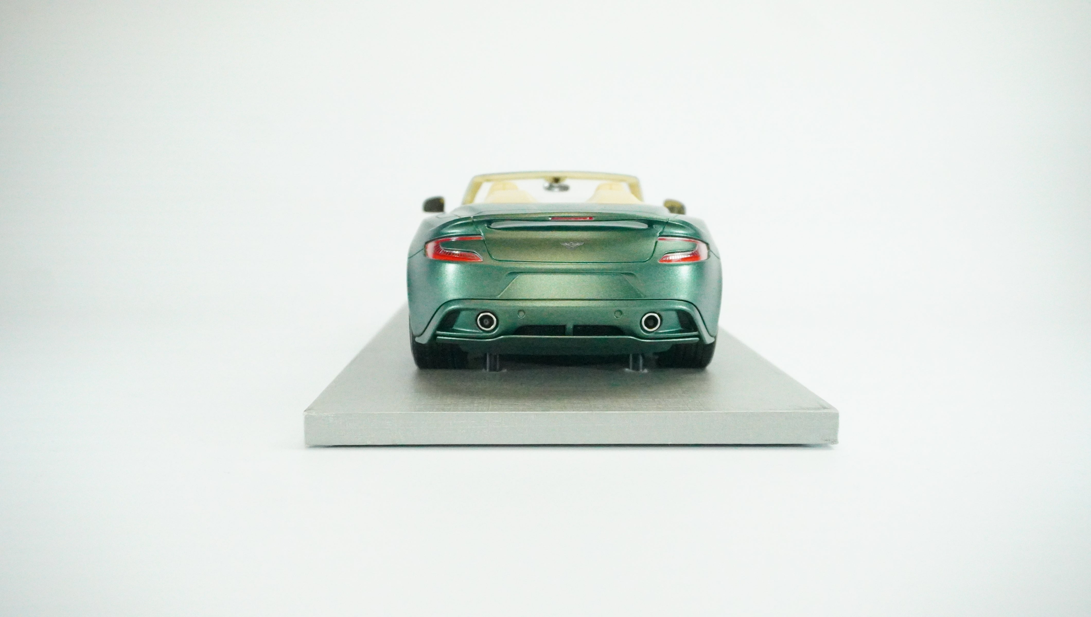 Aston Martin Vanquish Volante Convertible Limited (without box) 1:18