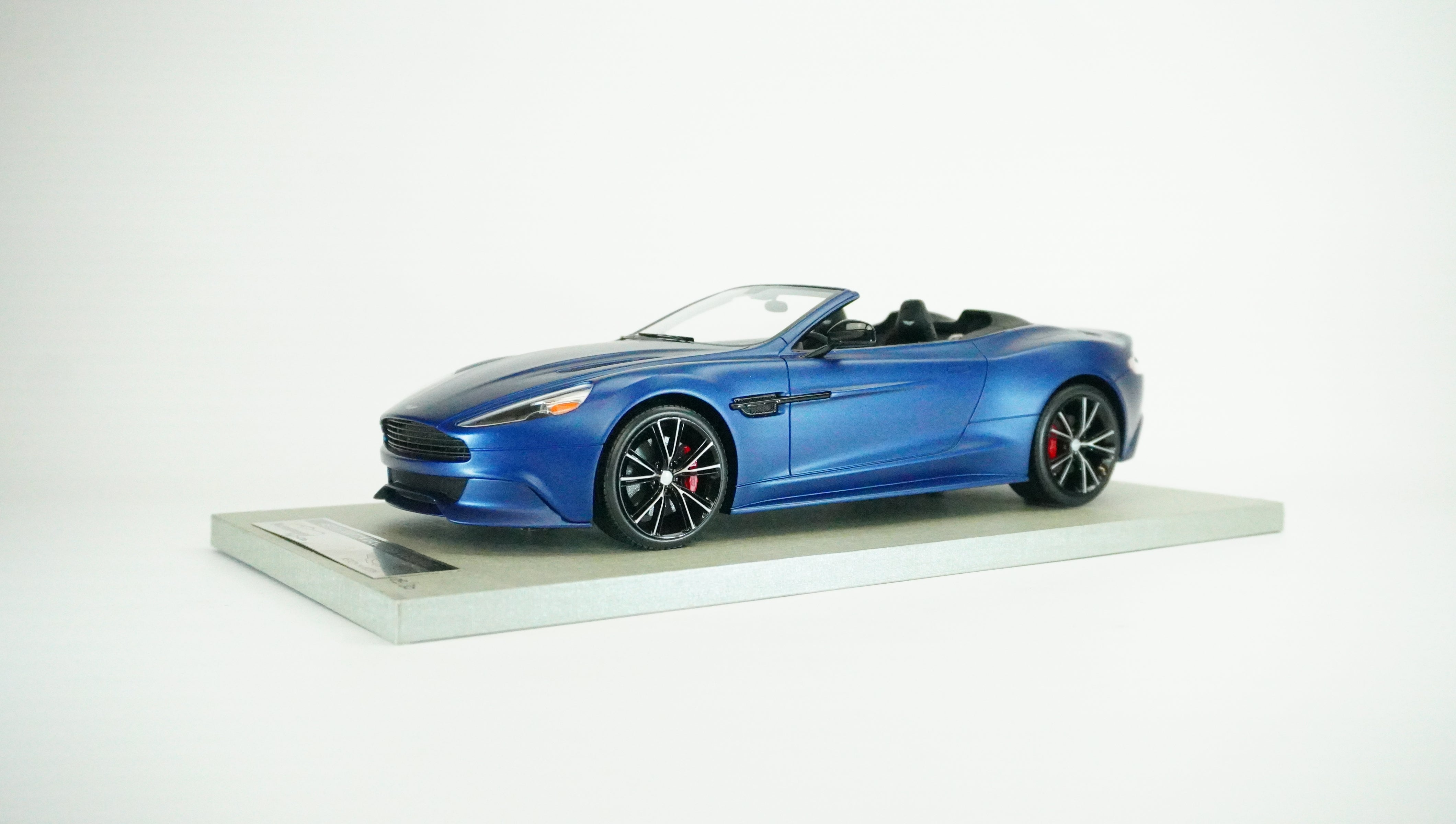 Aston Martin Vanquish Volante Convertible Limited (without box) 1:18